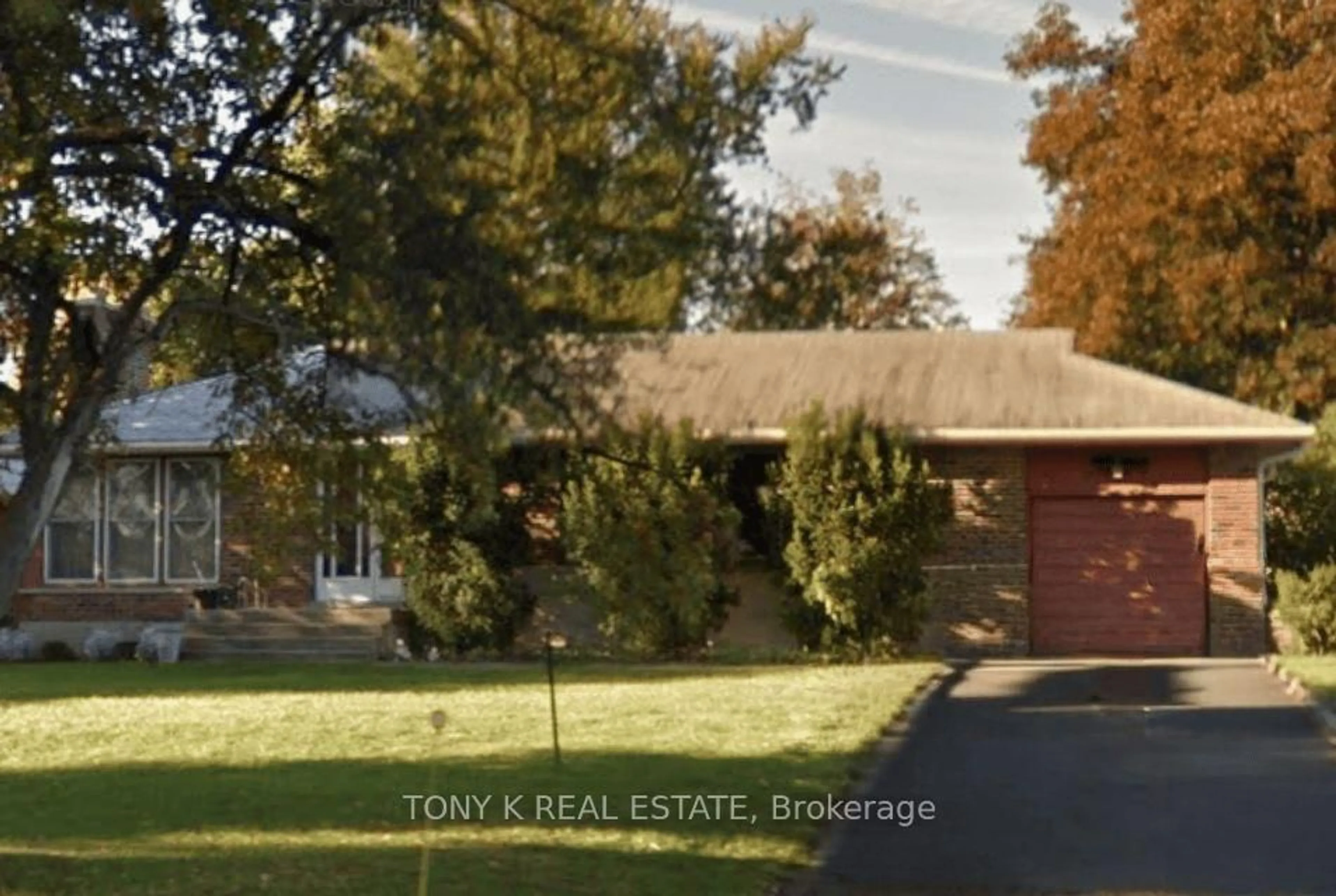 A pic from outside/outdoor area/front of a property/back of a property/a pic from drone, street for 11306 Trafalgar Rd, Halton Hills Ontario L7G 4S5