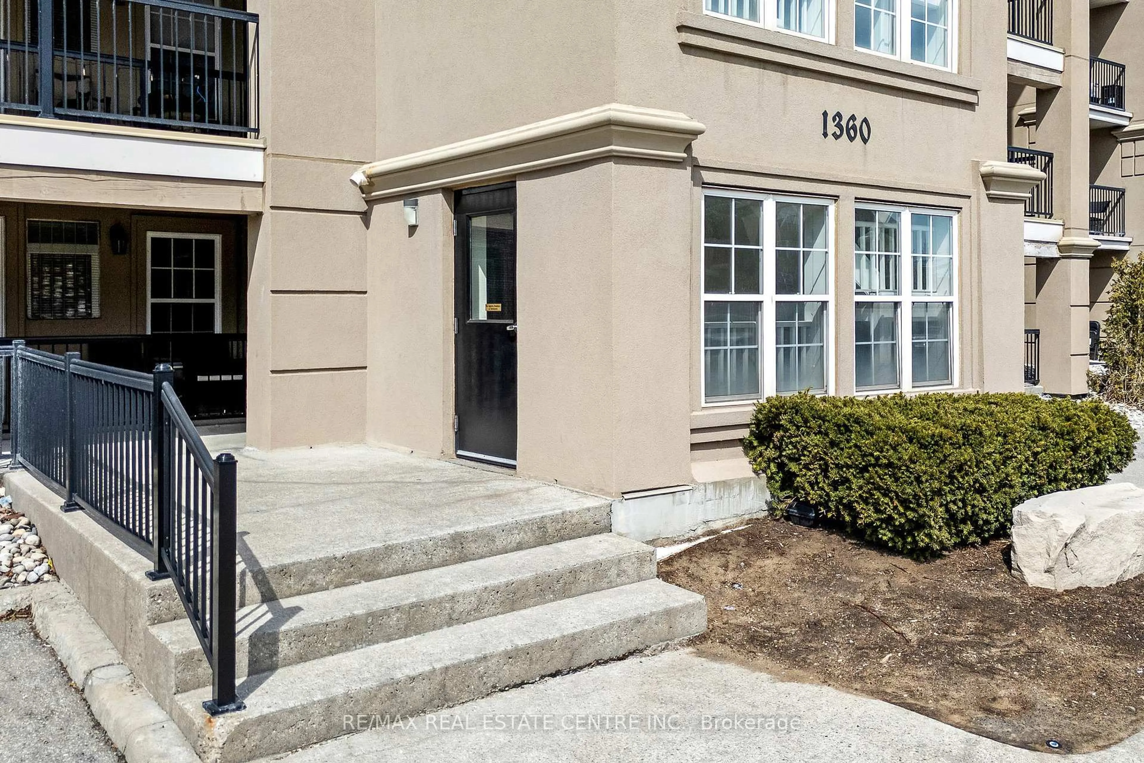 Indoor entryway for 1360 Main St #304, Milton Ontario L9T 7S5