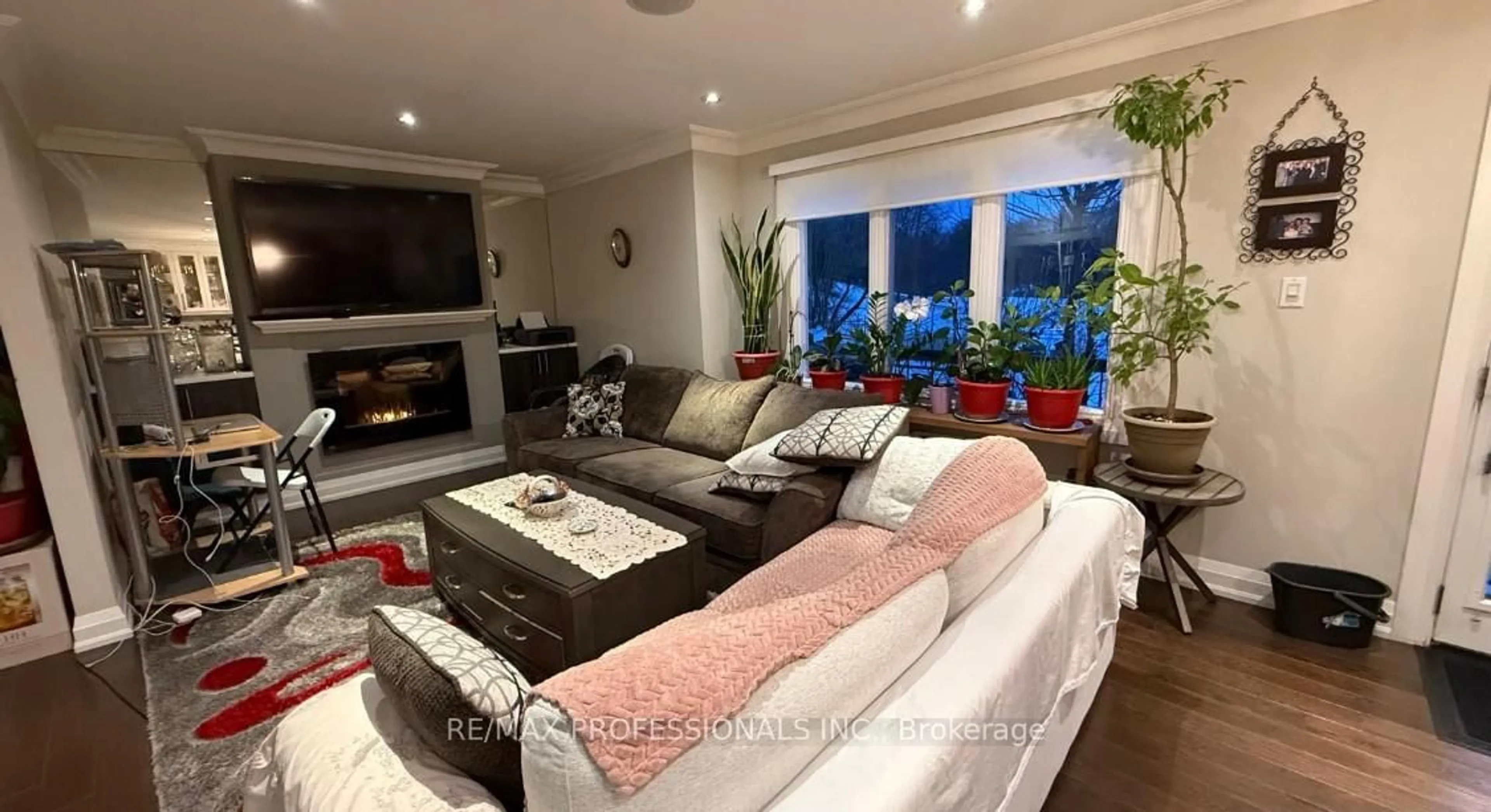 Living room with furniture, wood/laminate floor for 58 RUTLEDGE Rd, Mississauga Ontario L5M 1H4