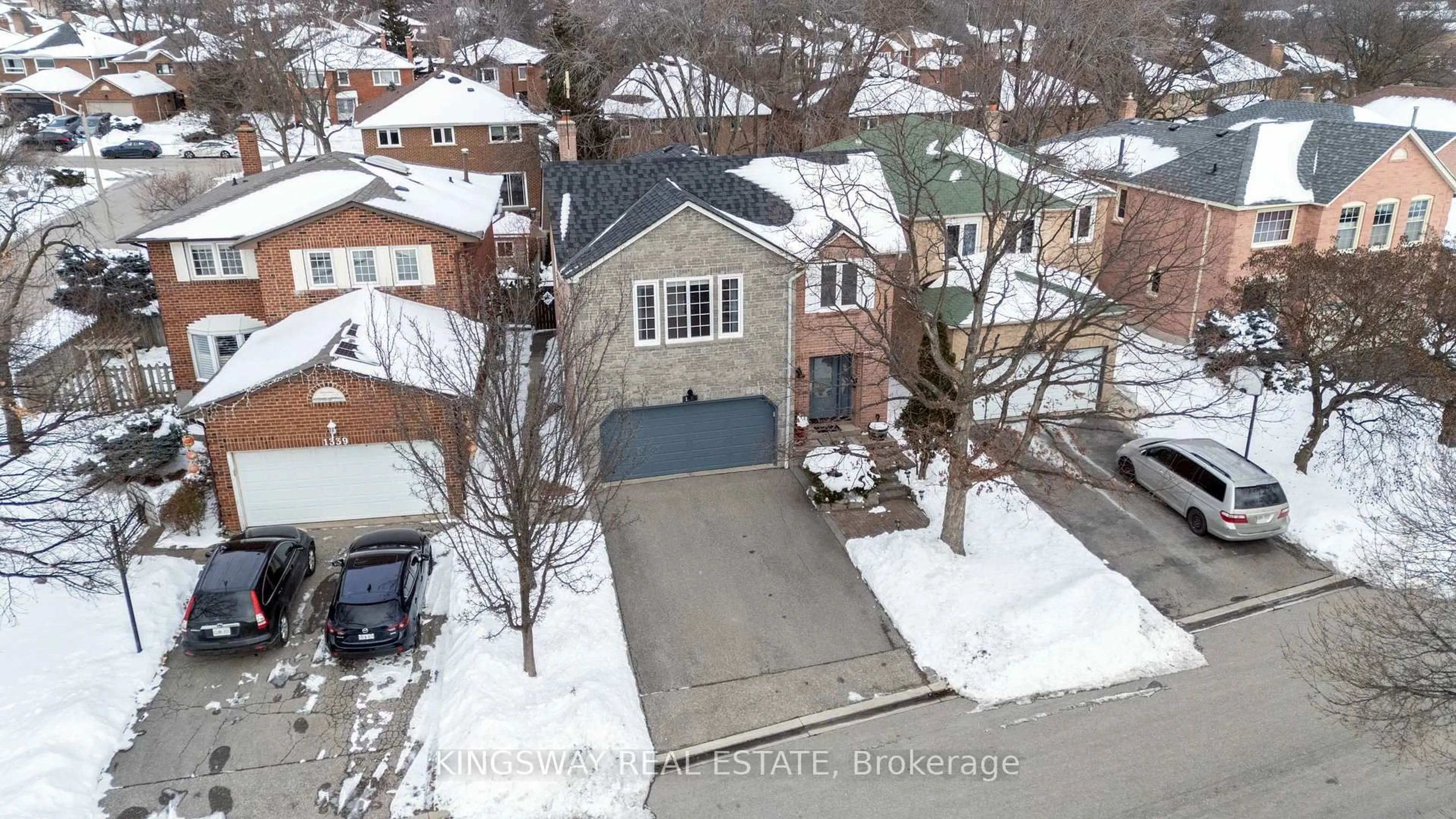 A pic from outside/outdoor area/front of a property/back of a property/a pic from drone, street for 1329 Sweetbirch Cres, Mississauga Ontario L5C 3R4