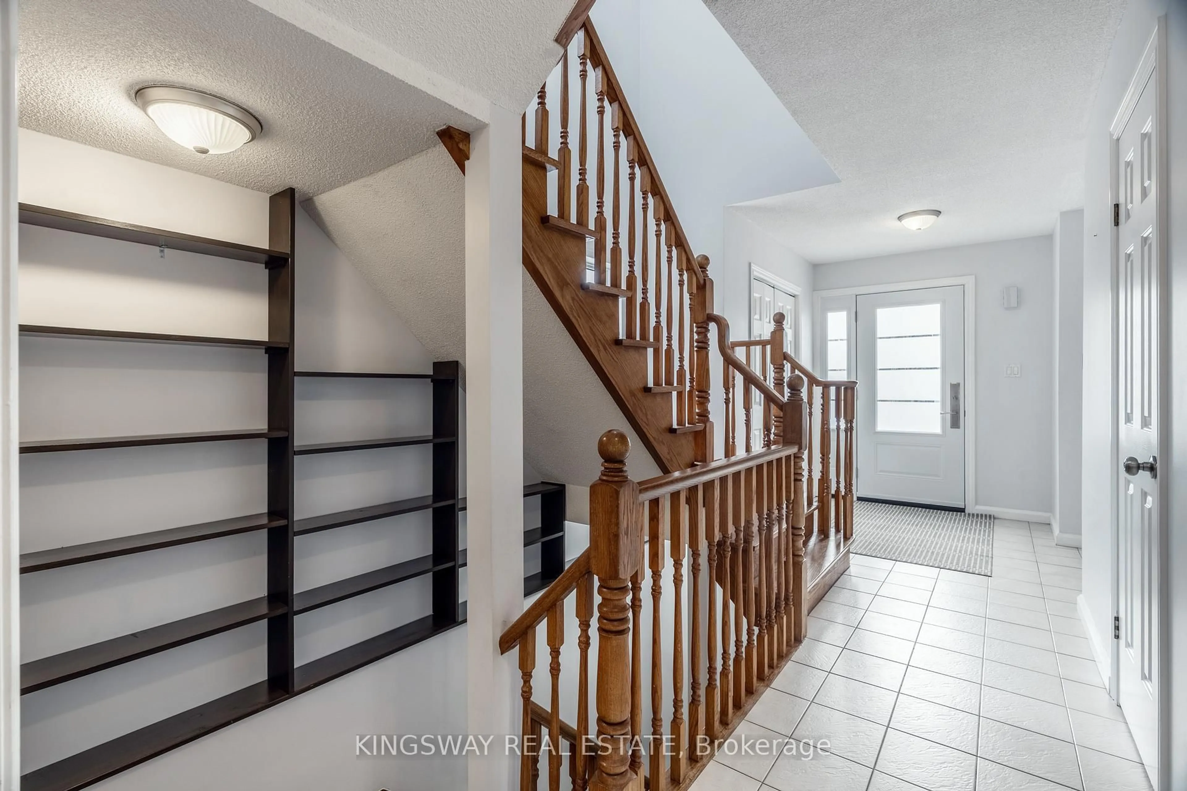 Indoor entryway for 1329 Sweetbirch Cres, Mississauga Ontario L5C 3R4