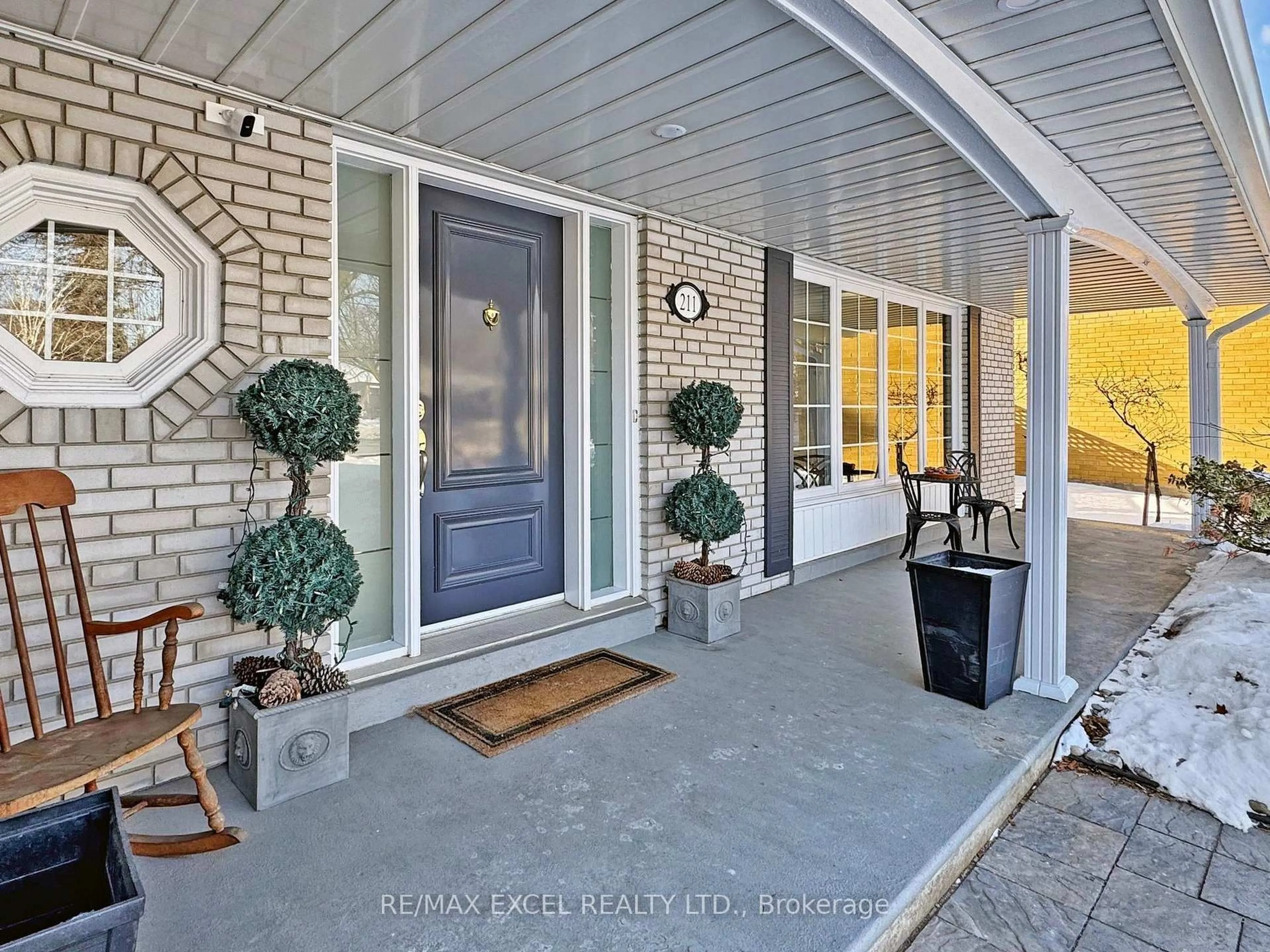 Indoor entryway for 211 The Westway, Toronto Ontario M9R 1E9