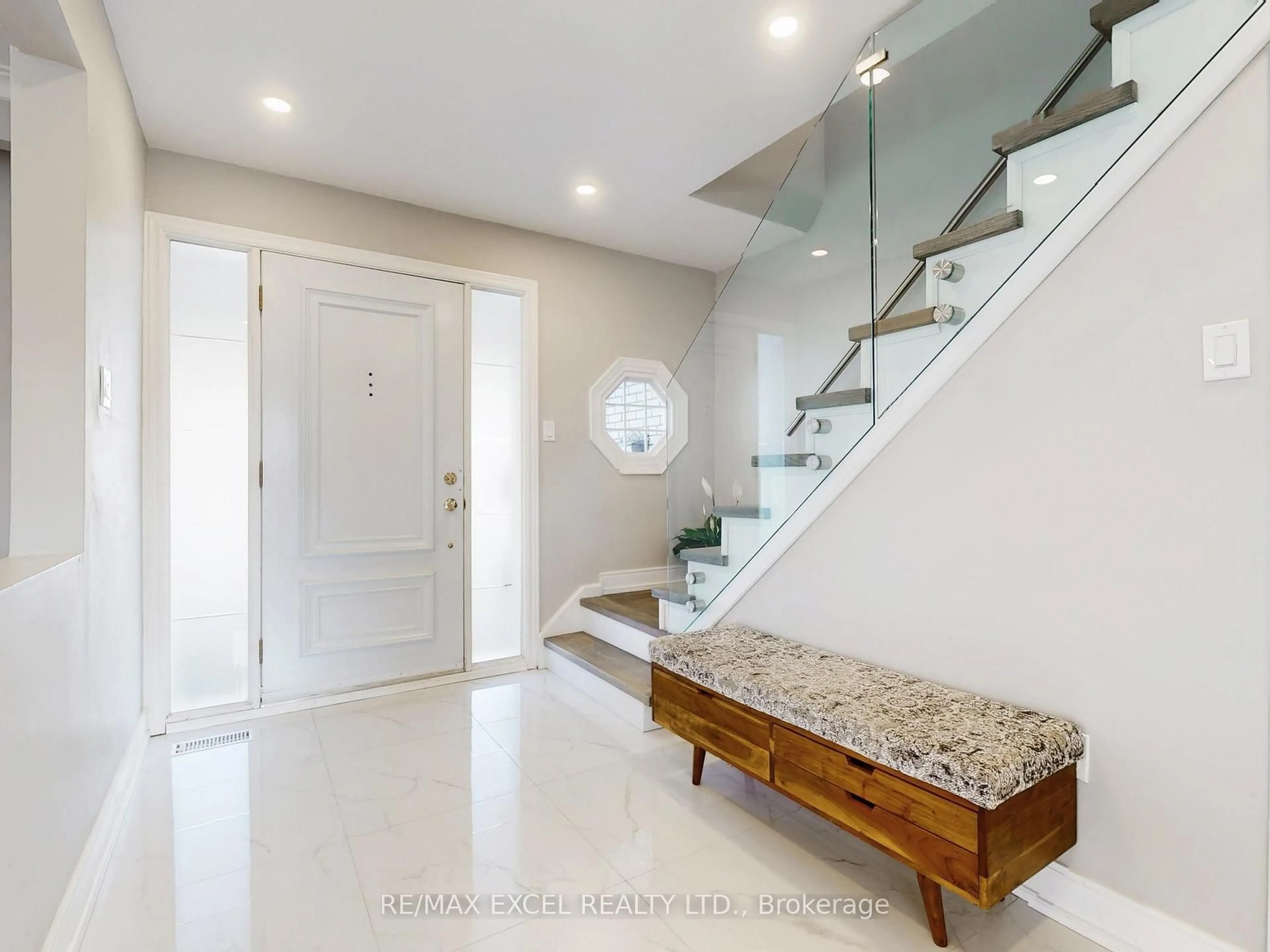 Indoor entryway for 211 The Westway, Toronto Ontario M9R 1E9