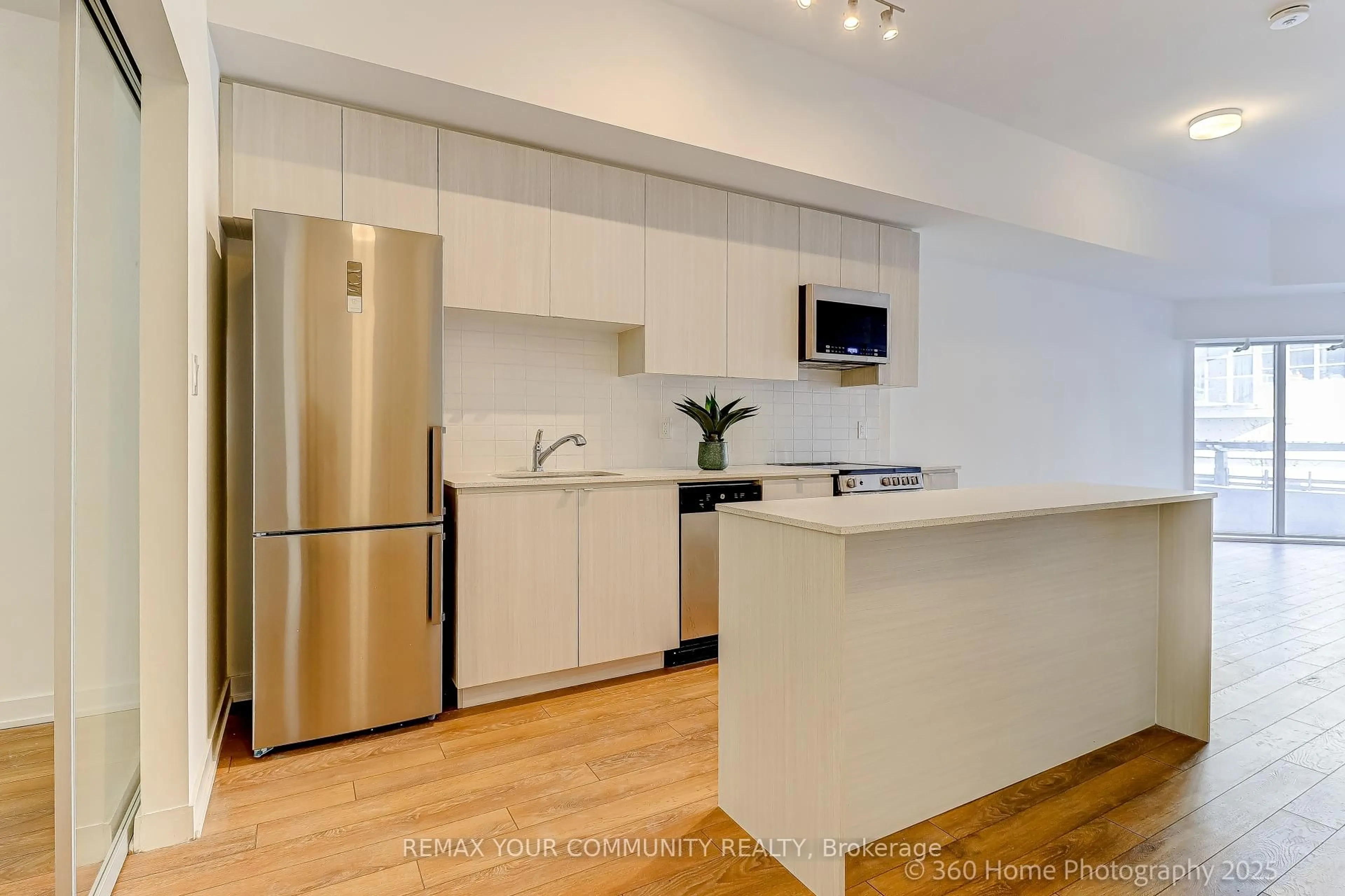 Open concept kitchen, wood/laminate floor for 2433 Dufferin St #112, Toronto Ontario M6E 3T3
