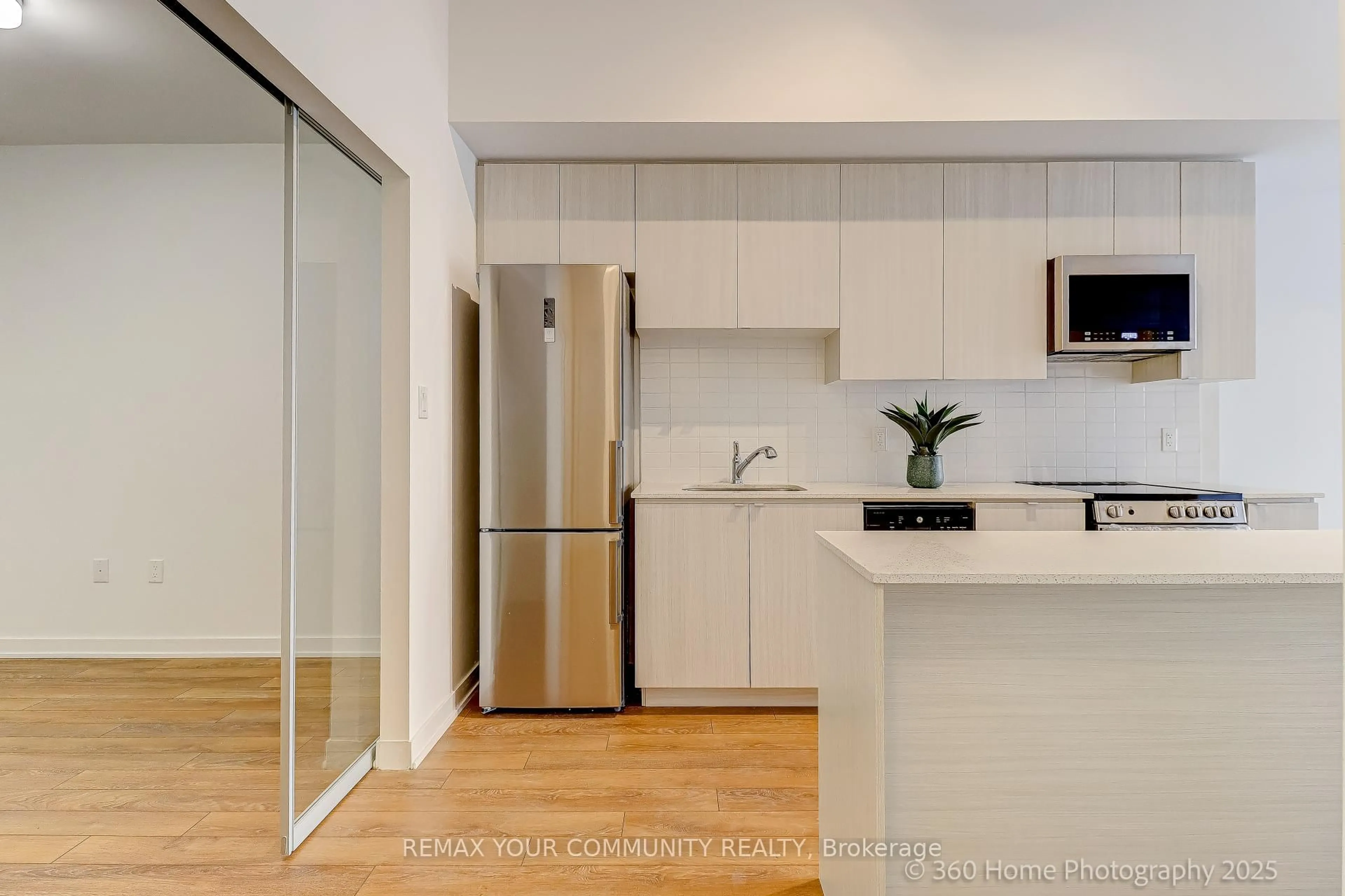 Standard kitchen, unknown for 2433 Dufferin St #112, Toronto Ontario M6E 3T3