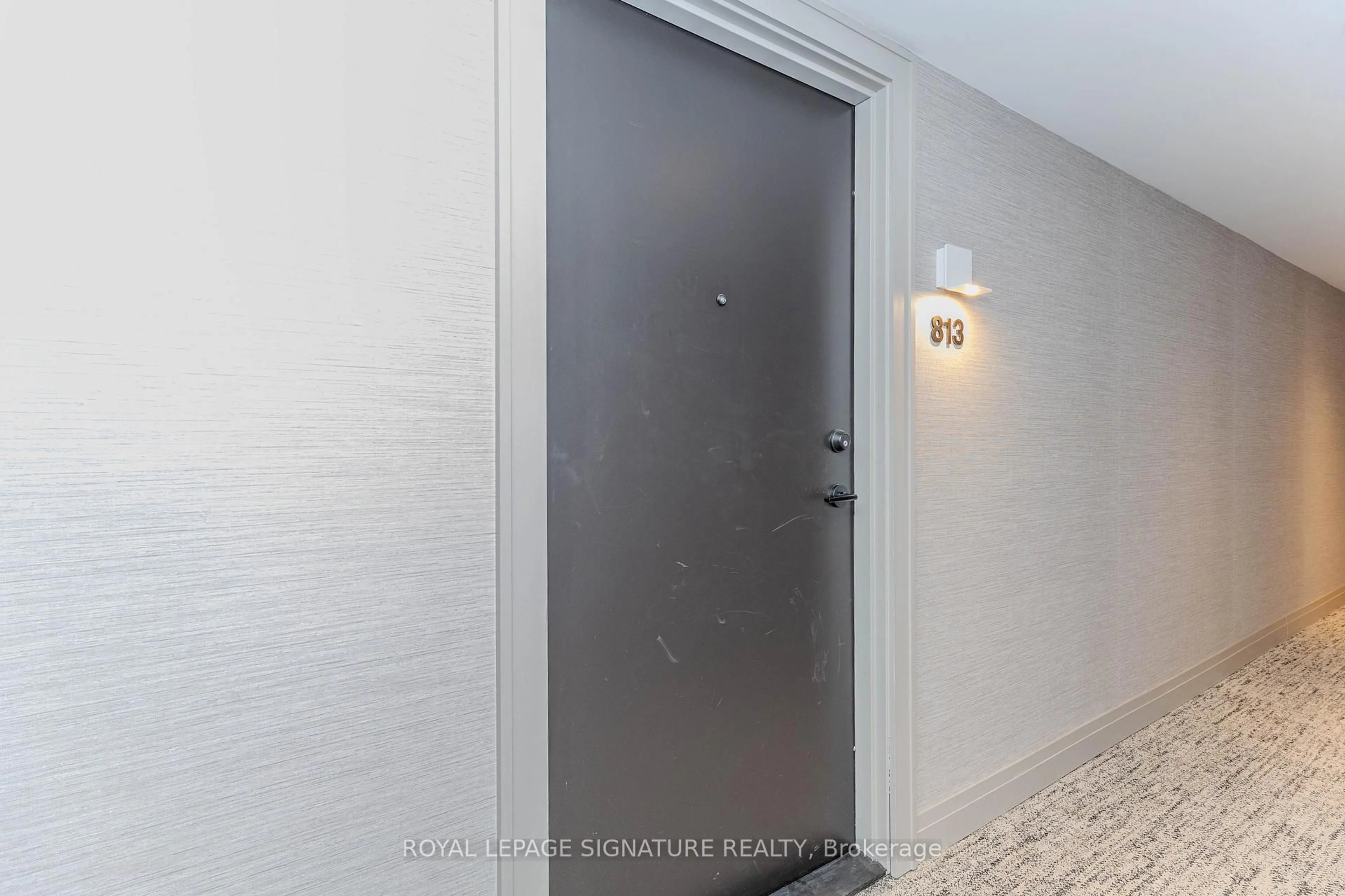 Indoor foyer for 556 Marlee Ave #813, Toronto Ontario M6B 0B1