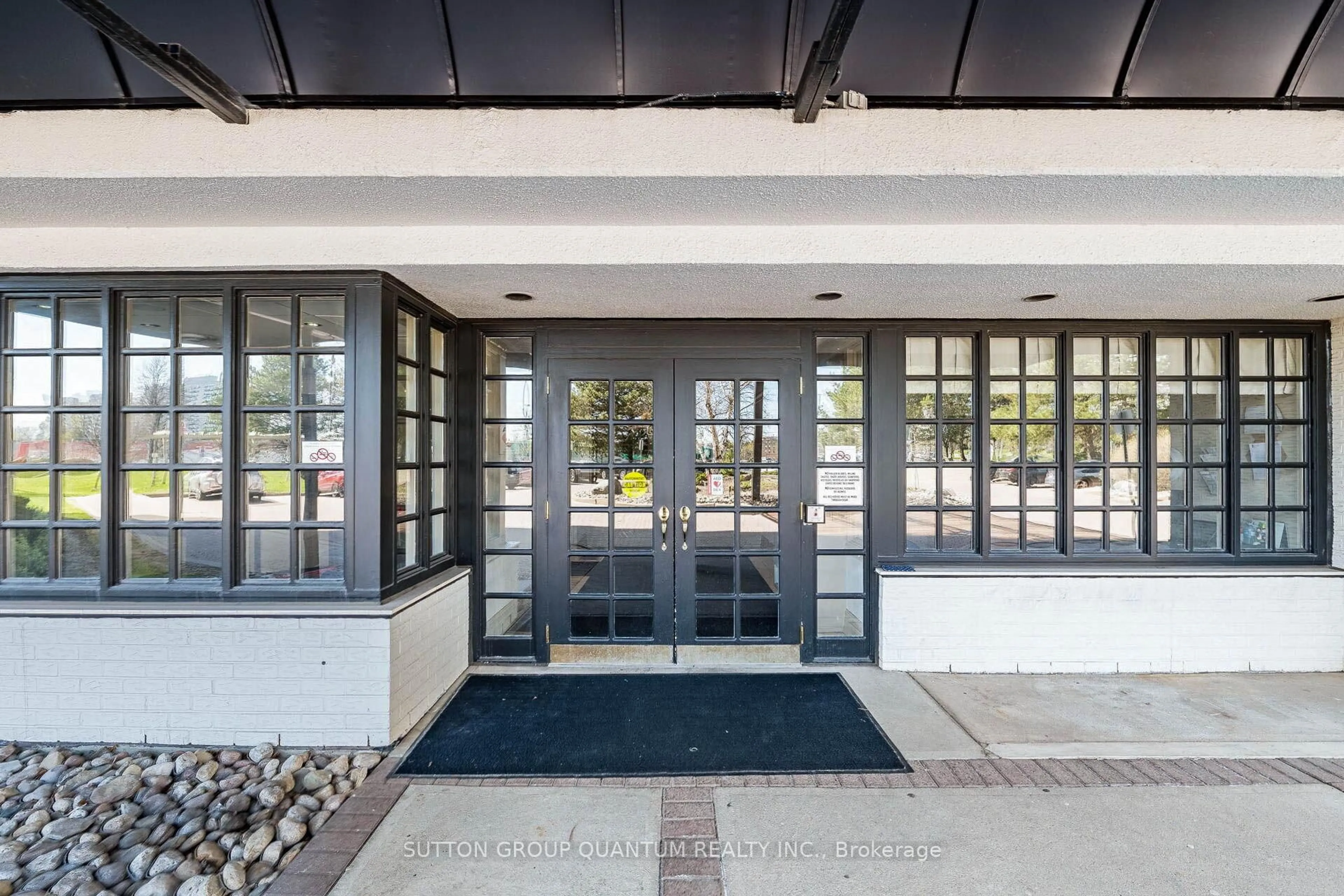 Indoor foyer for 1360 Rathburn Rd #Ph04, Mississauga Ontario L4W 4H4