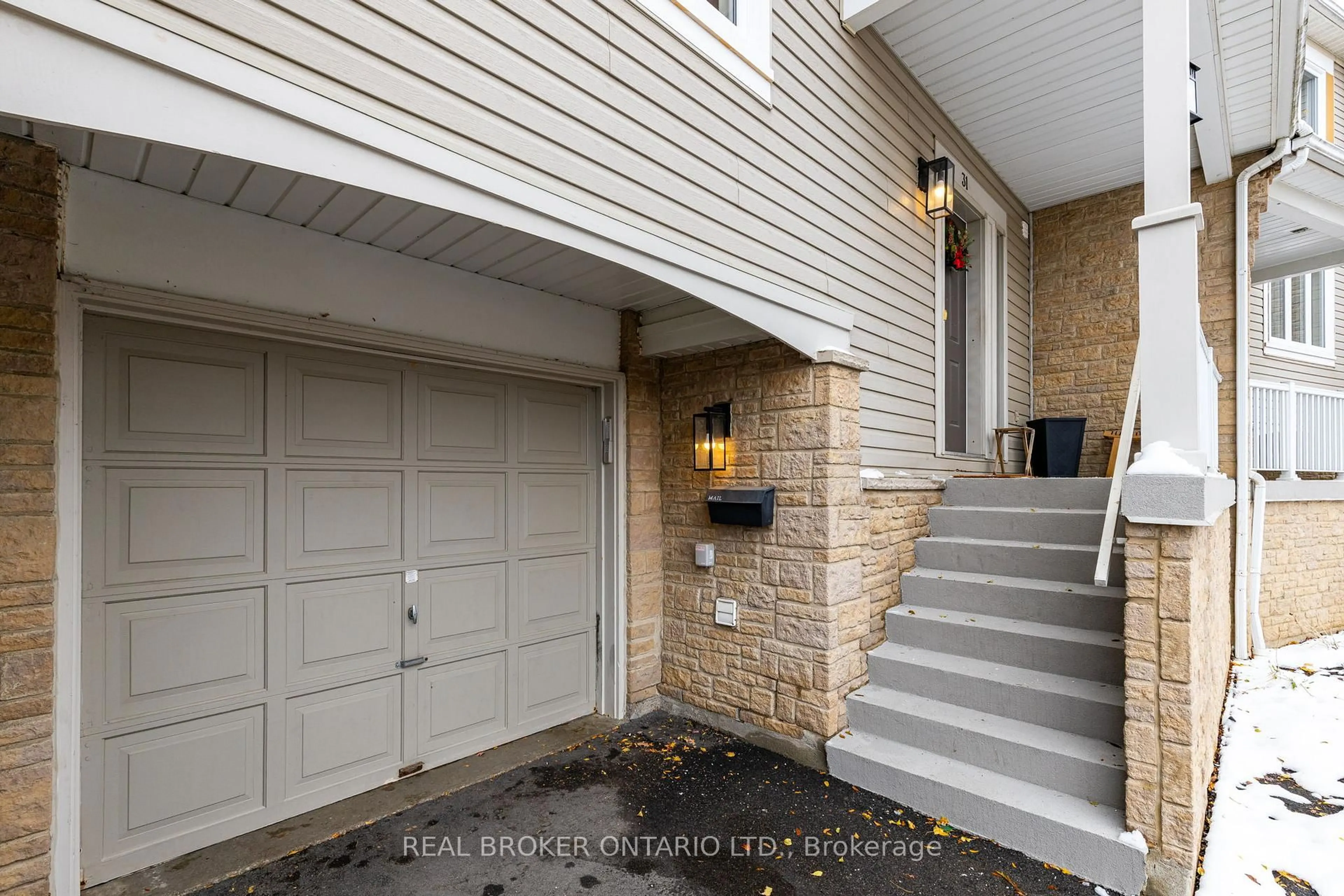 Indoor entryway for 7101 Branigan Gate #31, Mississauga Ontario L5N 7S2