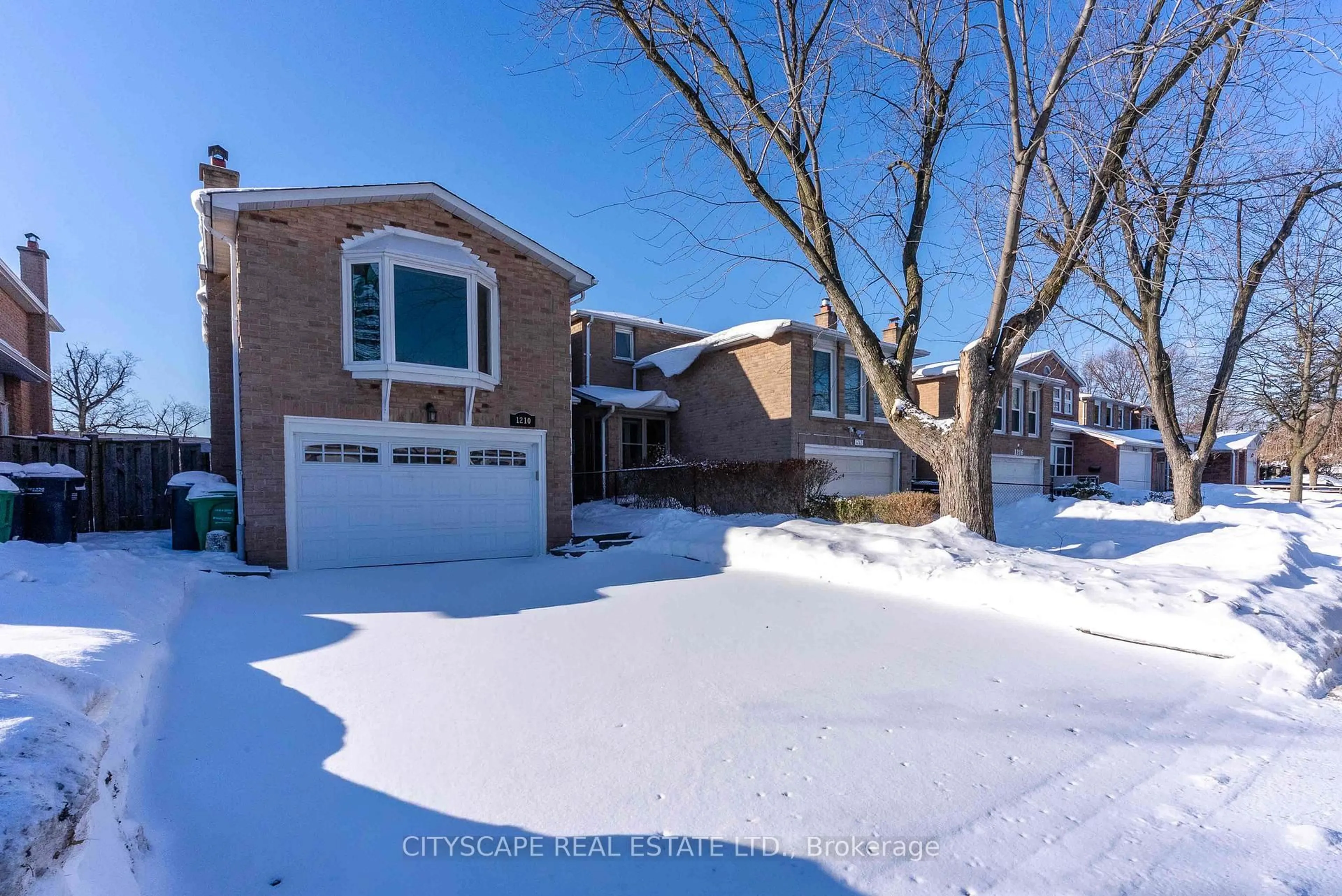 A pic from outside/outdoor area/front of a property/back of a property/a pic from drone, street for 1210 Shagbark Cres, Mississauga Ontario L5C 3P3