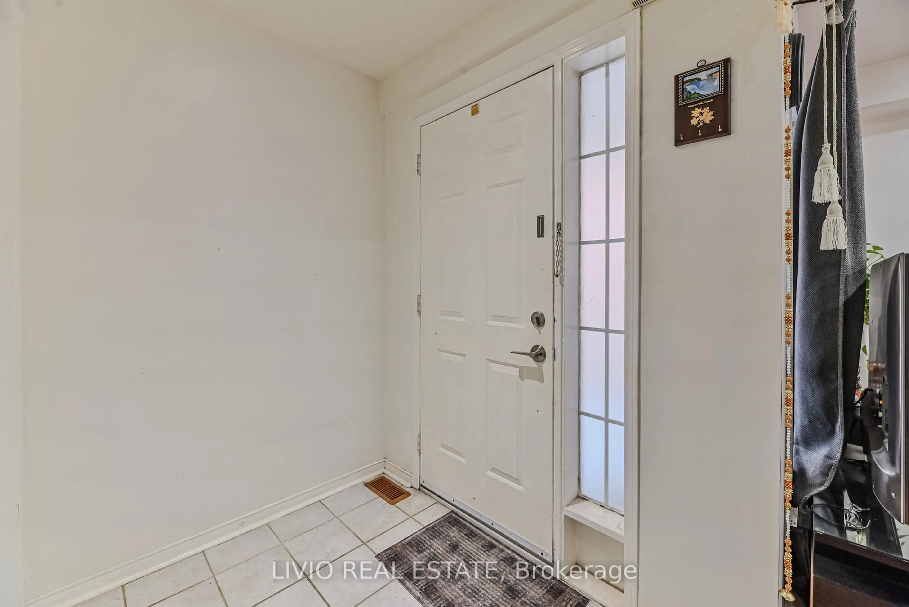 Indoor entryway for 46 Weather Vane Lane, Brampton Ontario L6X 4R5