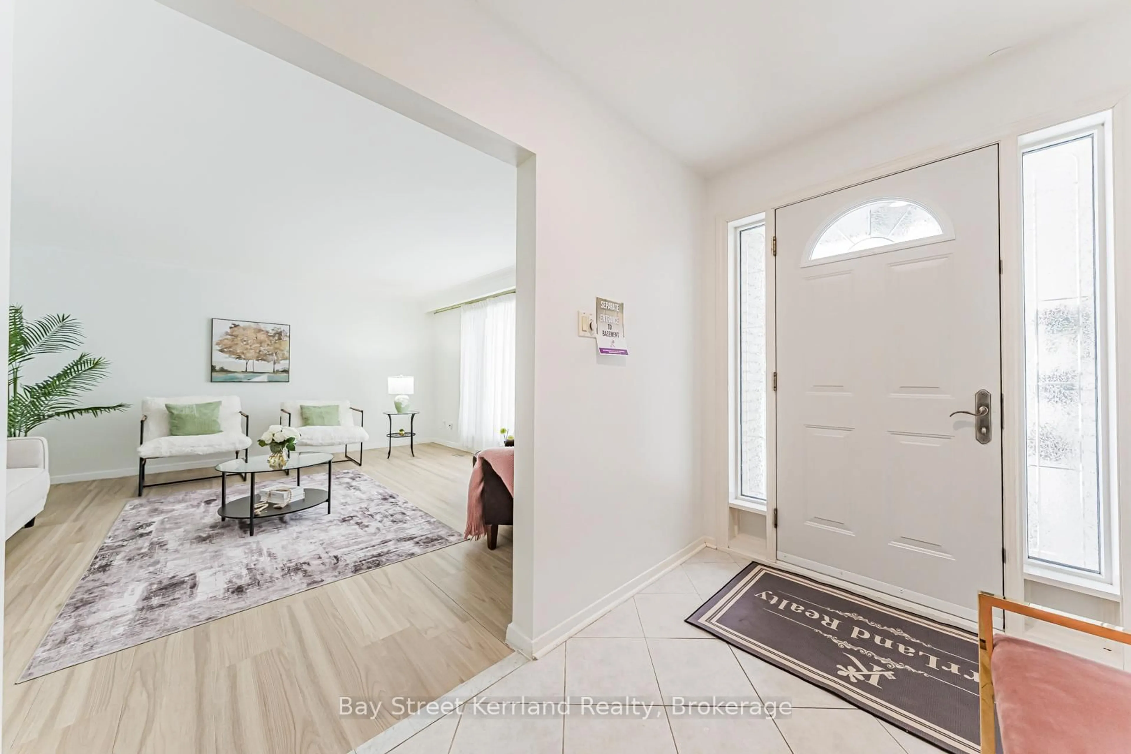 Indoor entryway for 2393 SPEYSIDE Dr, Mississauga Ontario L5K 1X5