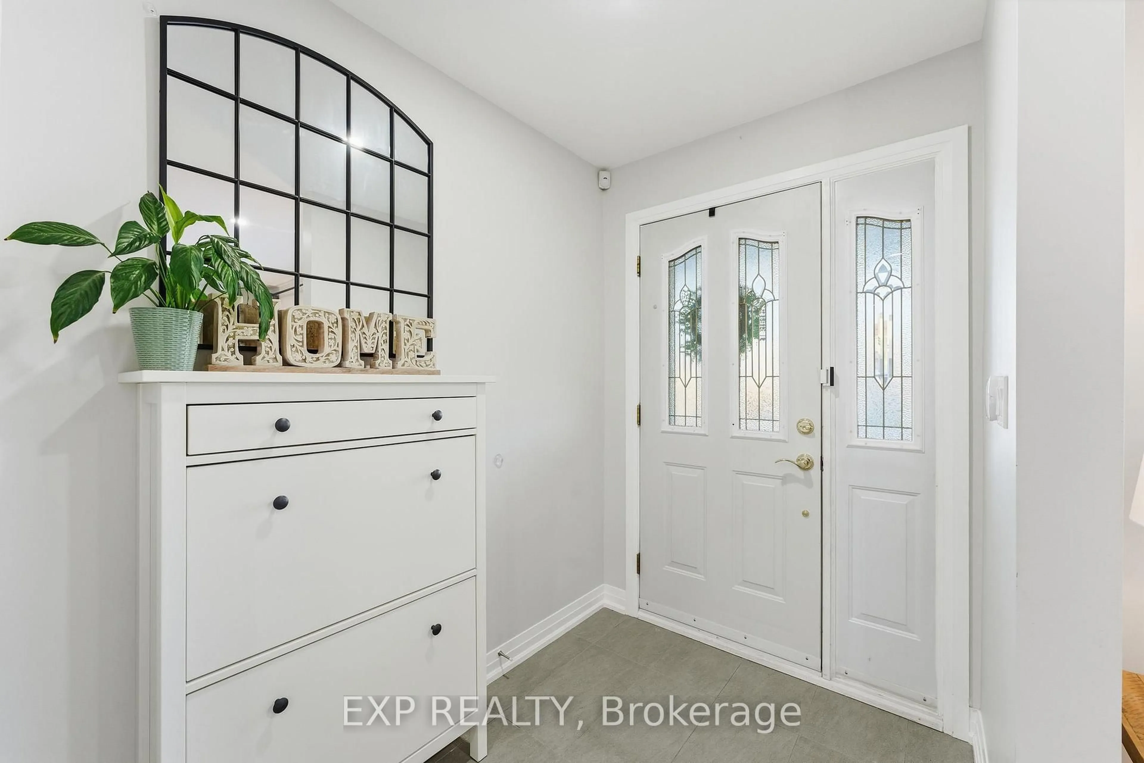Indoor entryway for 5 Hatherley Rd, Toronto Ontario M6E 1V8