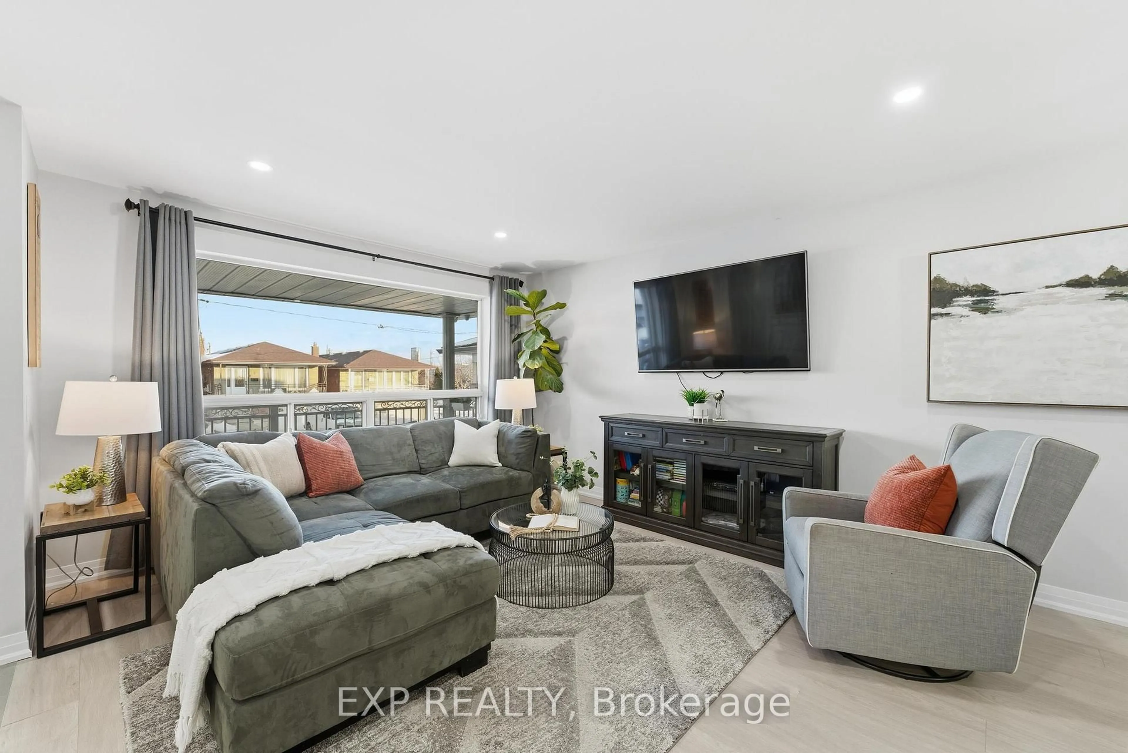 Living room with furniture, unknown for 5 Hatherley Rd, Toronto Ontario M6E 1V8