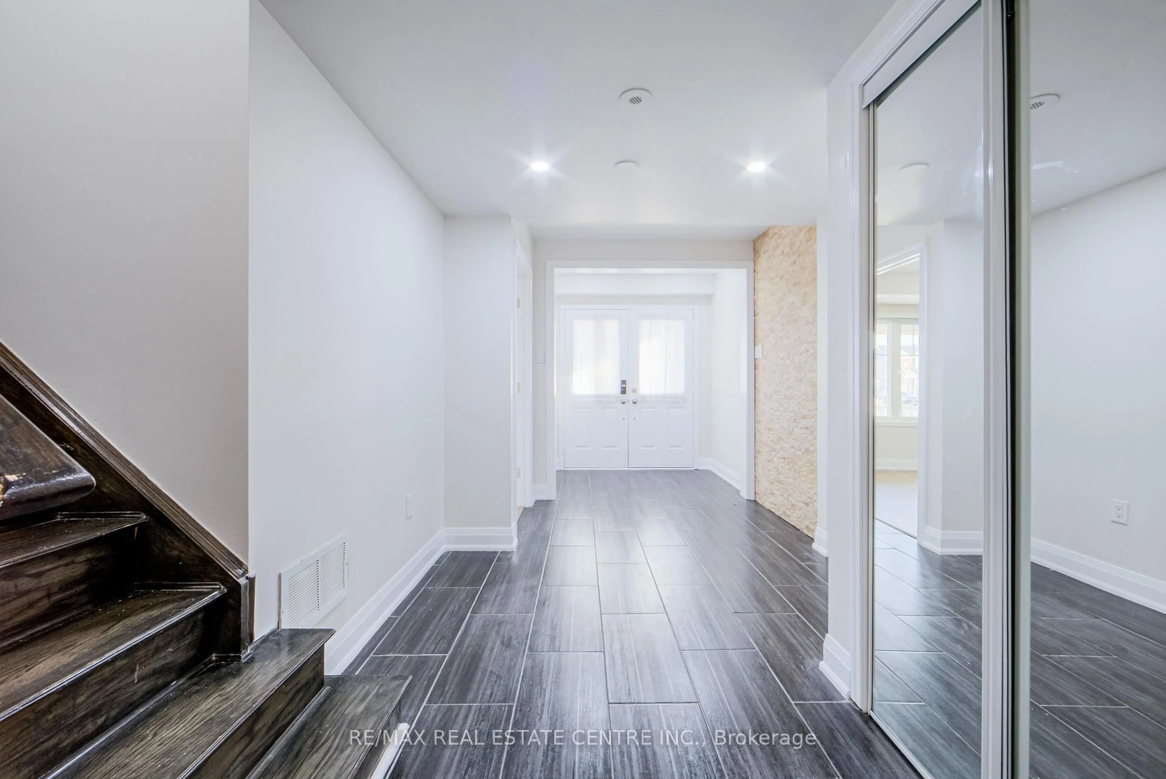 Indoor foyer for 299 Dymott Ave, Milton Ontario L9T 0Z5