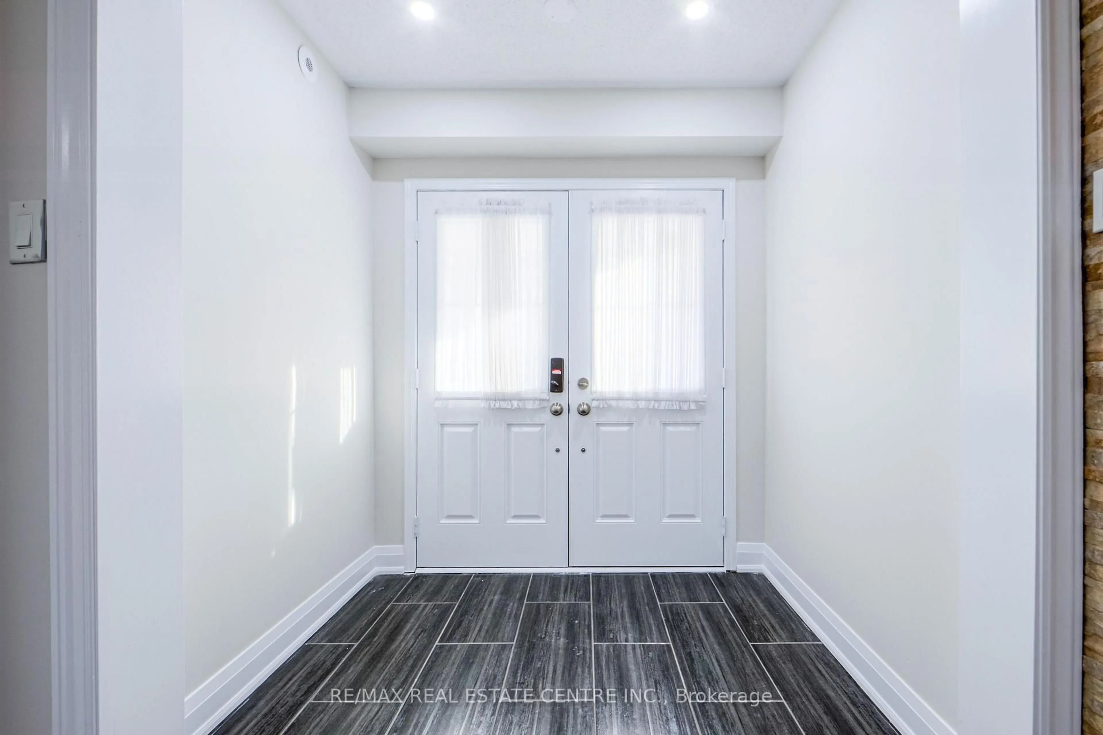Indoor entryway for 299 Dymott Ave, Milton Ontario L9T 0Z5