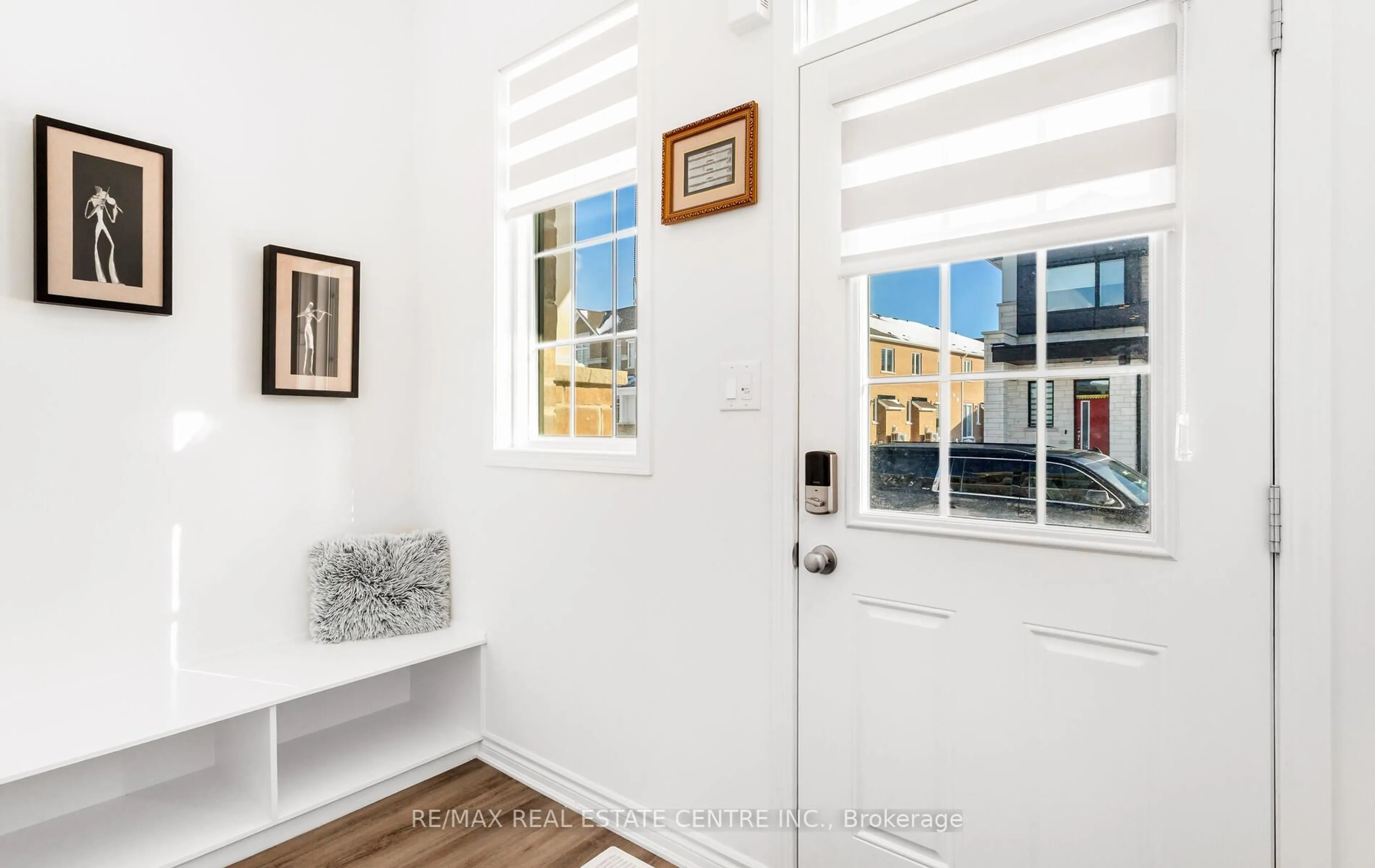 Indoor entryway for 1343 Copley Crt, Milton Ontario L9E 2E7