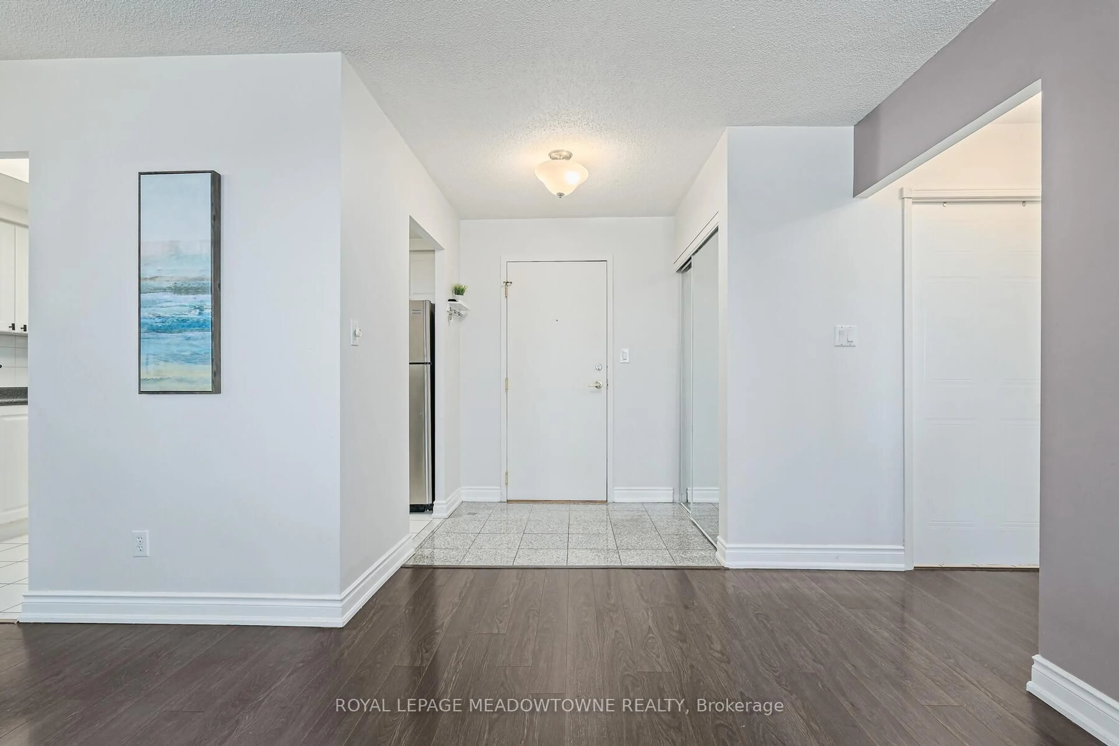 Indoor entryway for 135 Hillcrest Ave #2015, Mississauga Ontario L5B 4B1