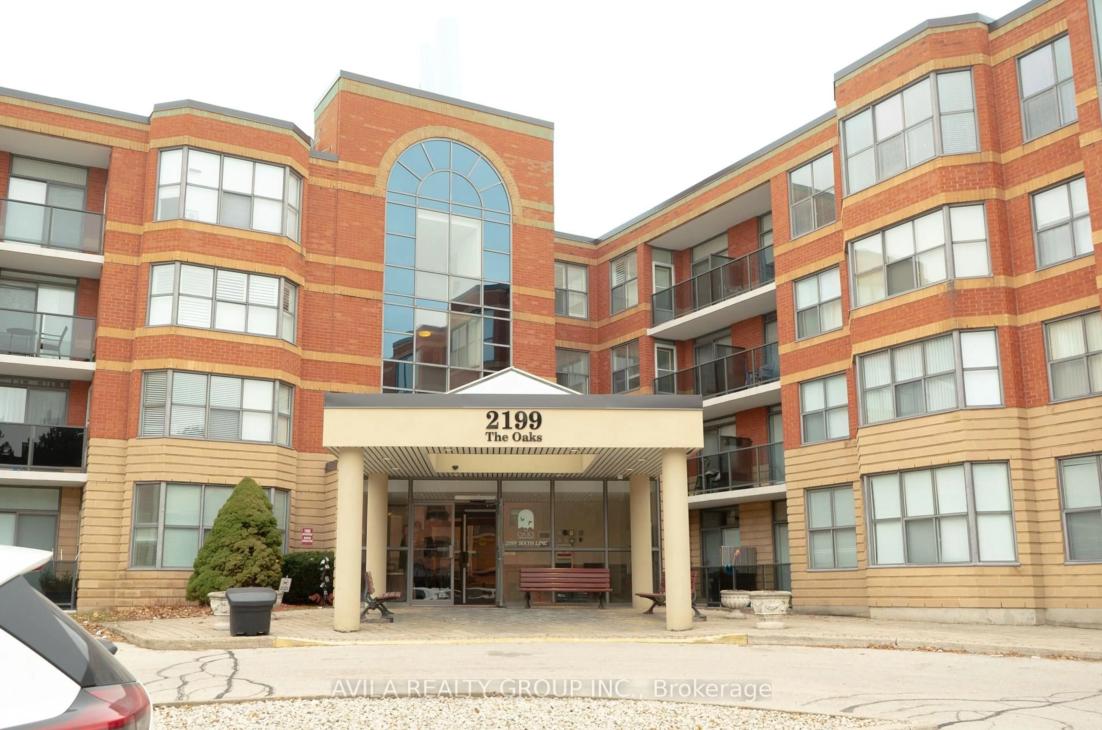 Indoor foyer for 2199 Sixth Line #408, Oakville Ontario L6H 5V3
