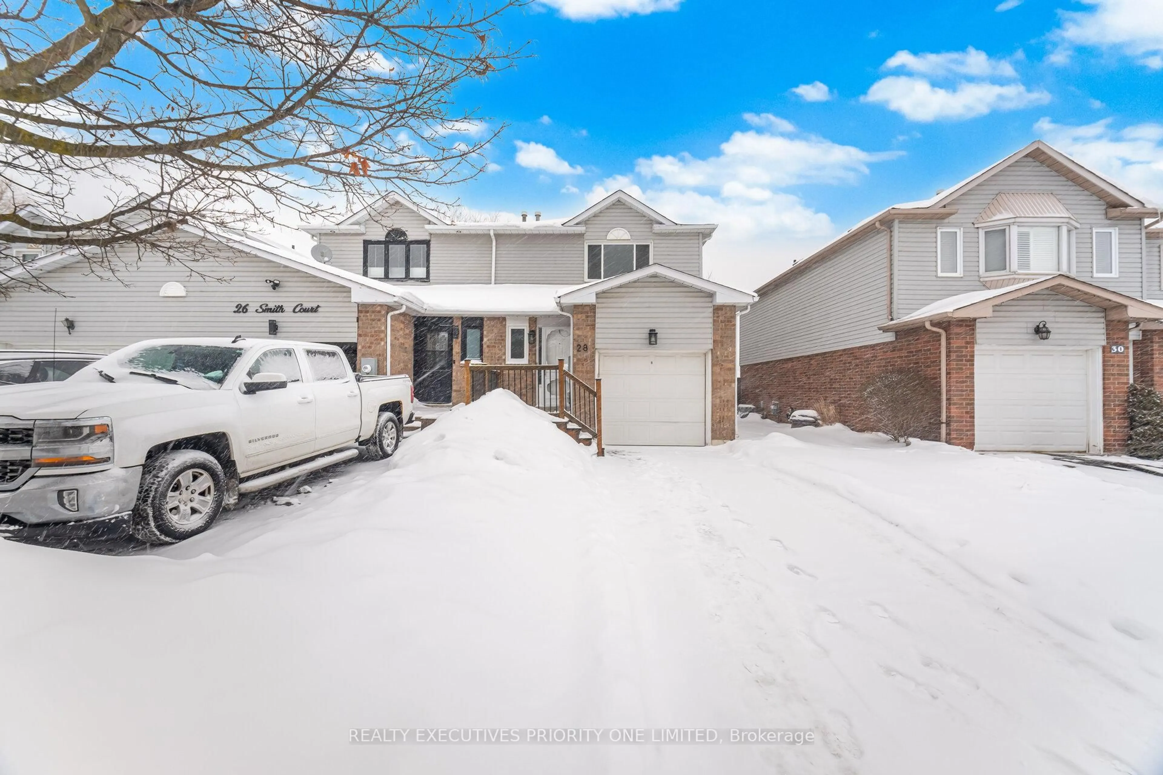 A pic from outside/outdoor area/front of a property/back of a property/a pic from drone, street for 28 Smith Crt, Caledon Ontario L7E 1R2