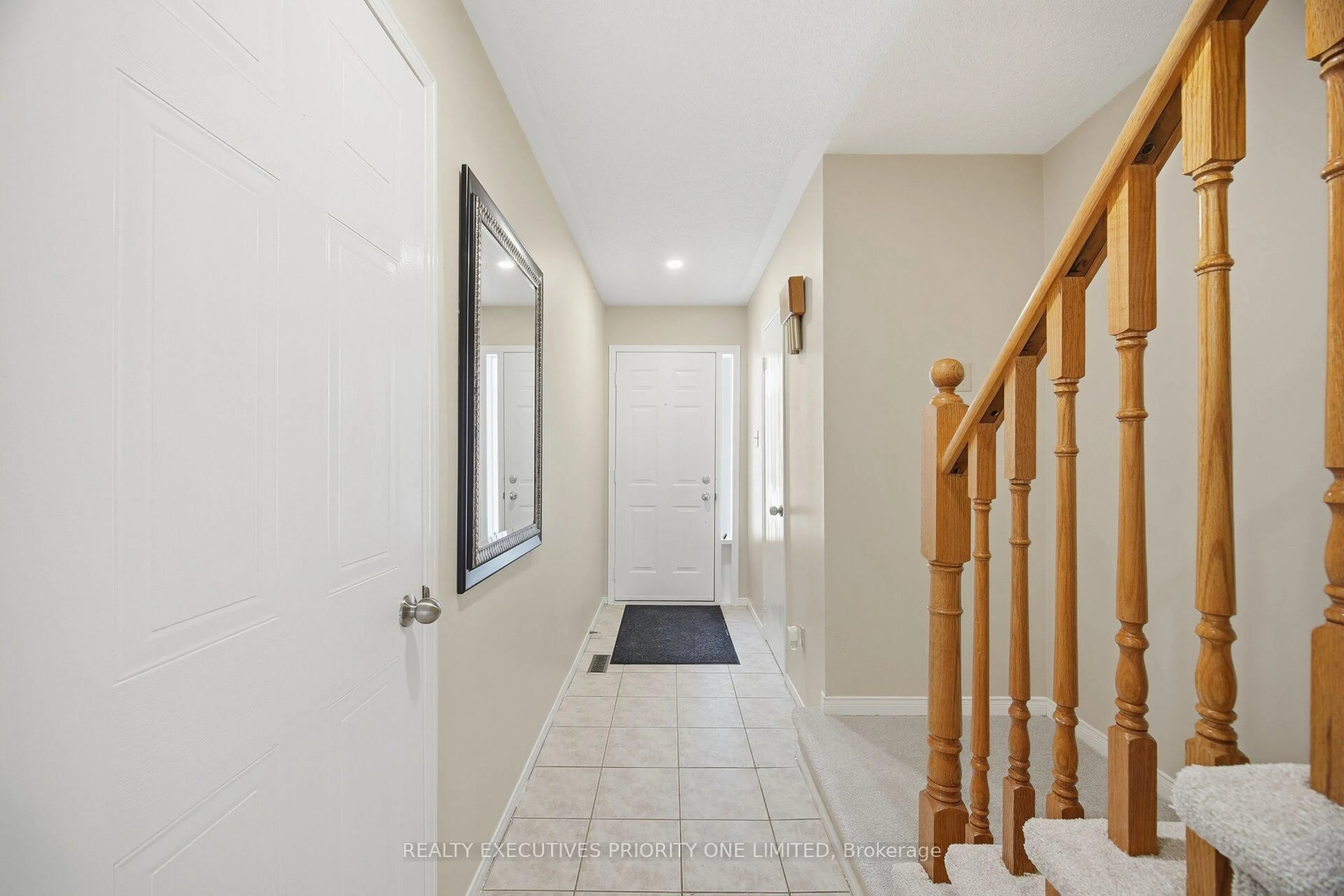 Indoor entryway for 28 Smith Crt, Caledon Ontario L7E 1R2