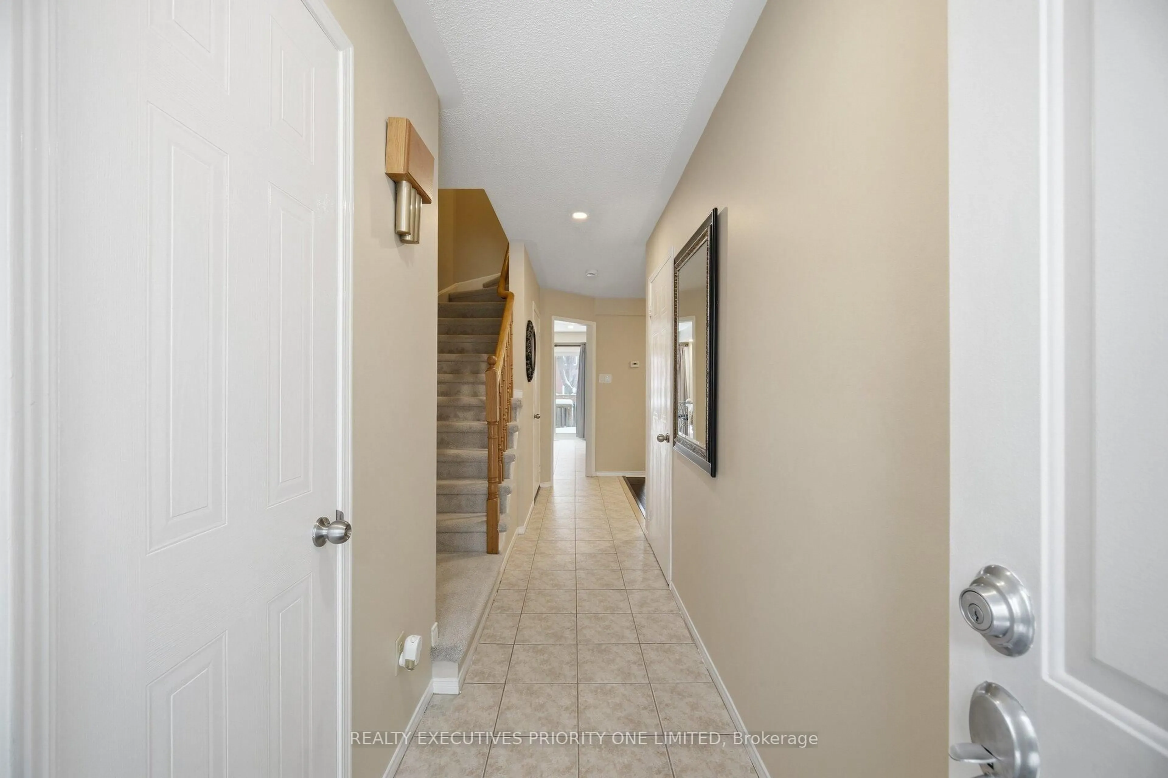 Indoor entryway for 28 Smith Crt, Caledon Ontario L7E 1R2