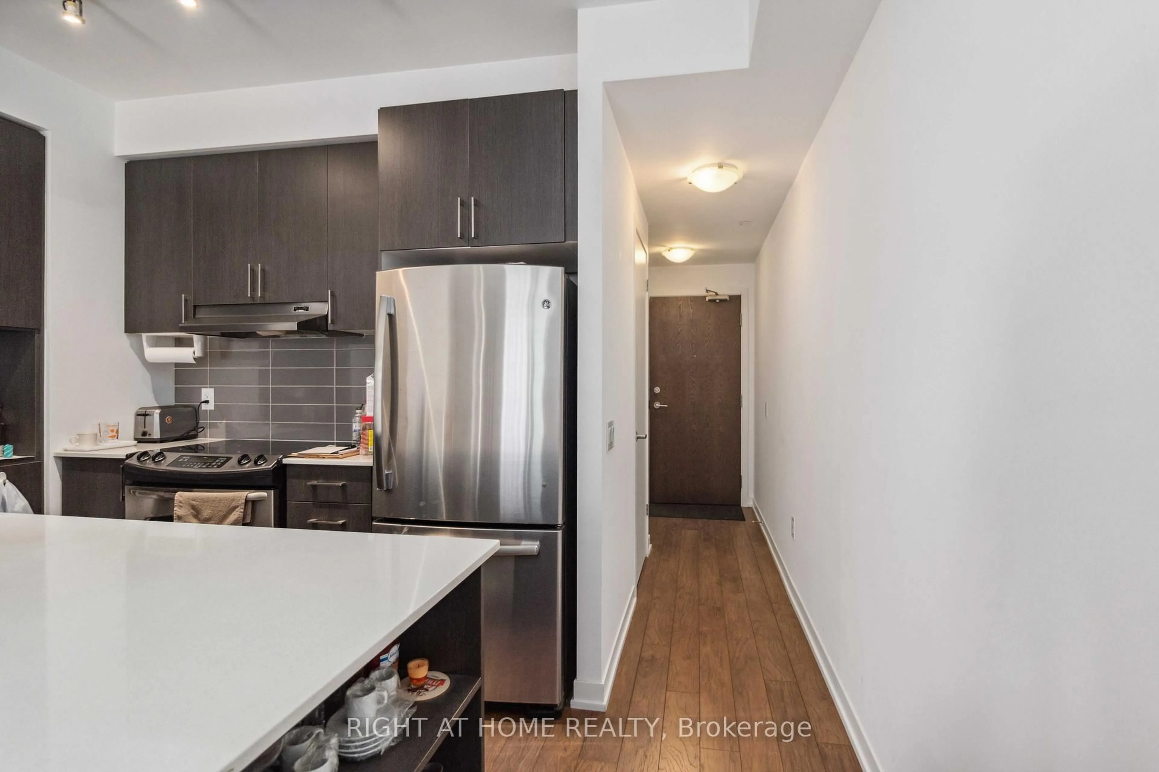Standard kitchen, unknown for 2560 Eglinton Ave #811, Mississauga Ontario L5M 0Y3