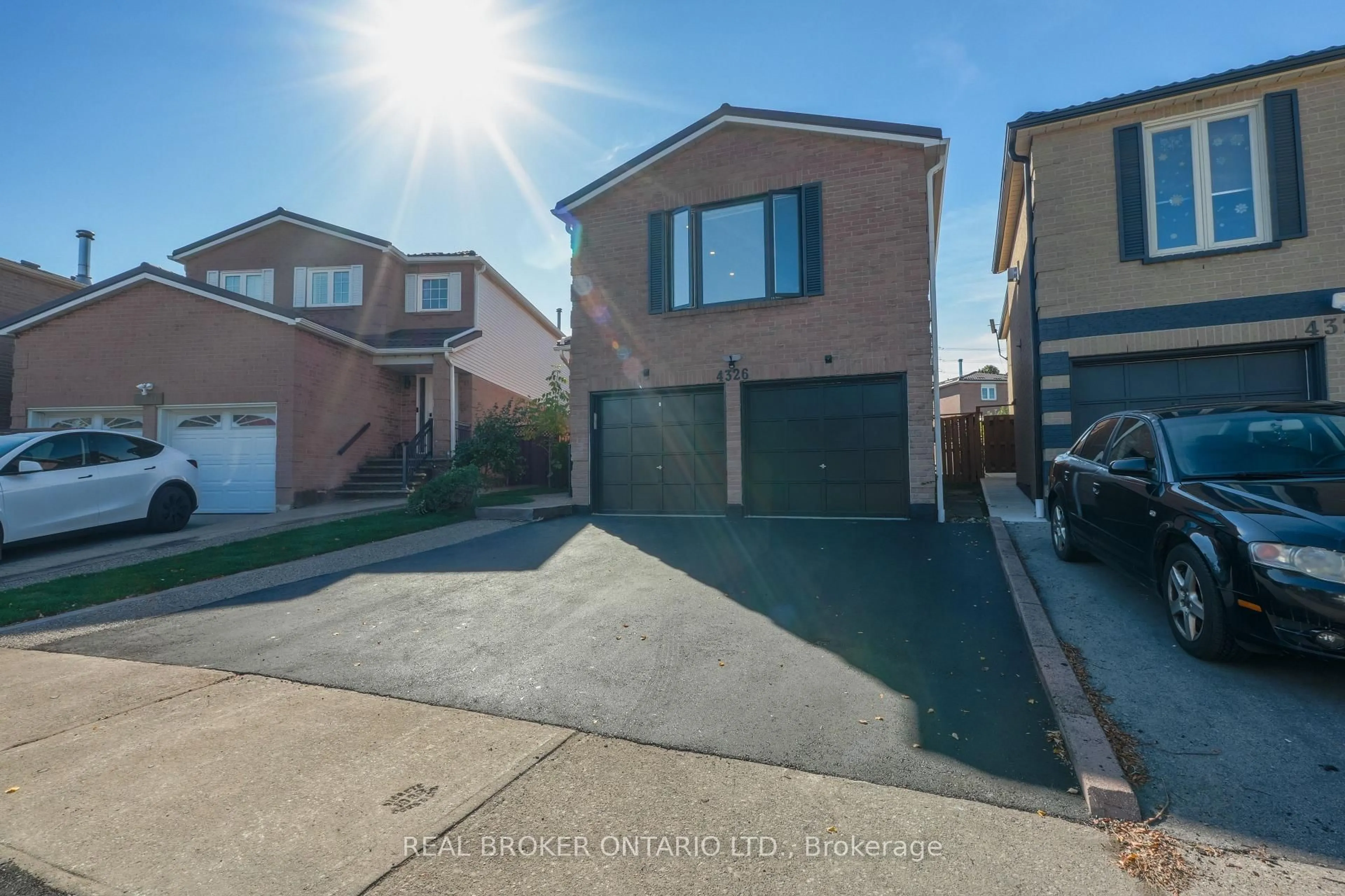 A pic from outside/outdoor area/front of a property/back of a property/a pic from drone, street for 4326 Waterford Cres, Mississauga Ontario L5R 2B2