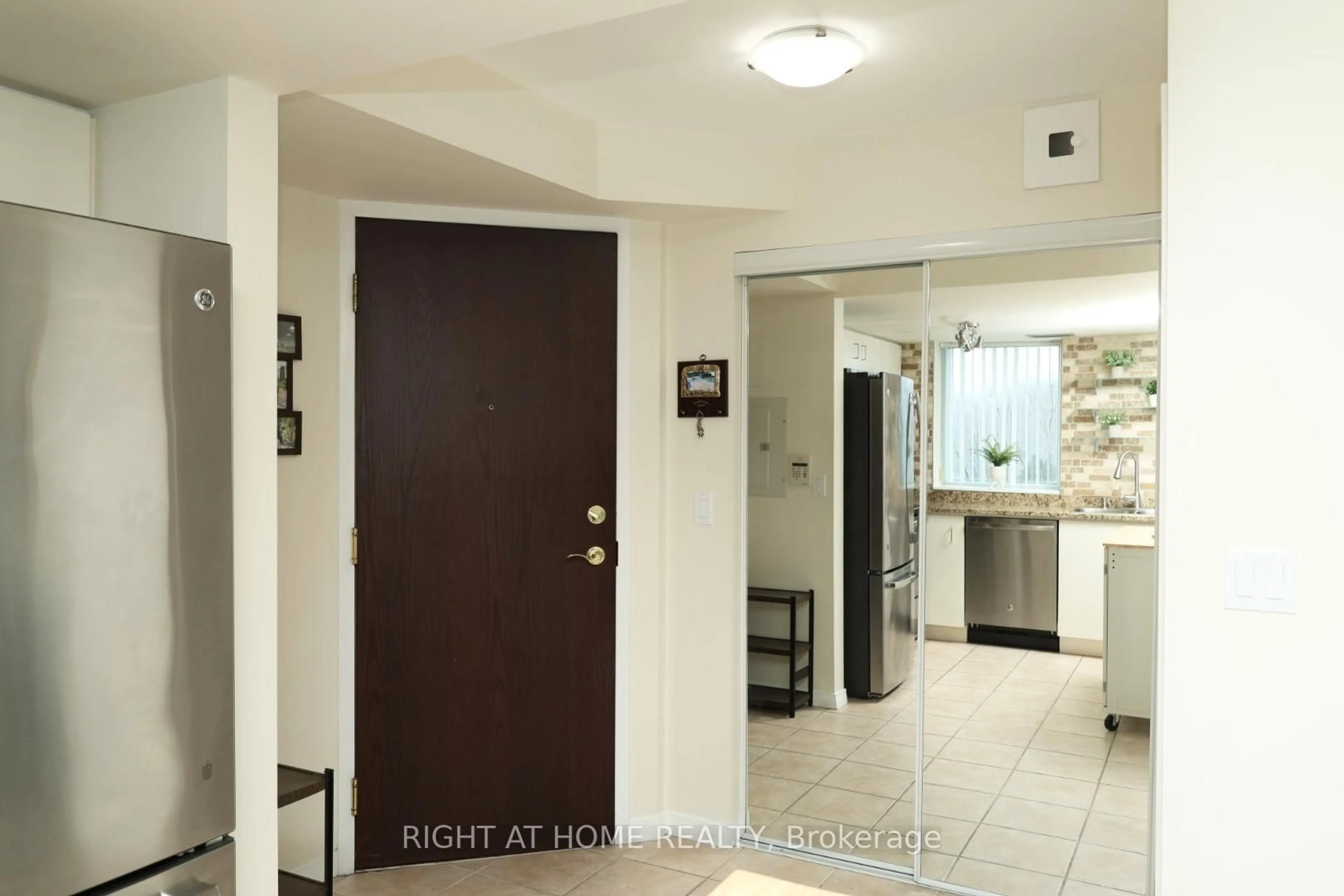 Indoor entryway for 2565 Erin Centre Blvd #503, Mississauga Ontario L5M 6Z8