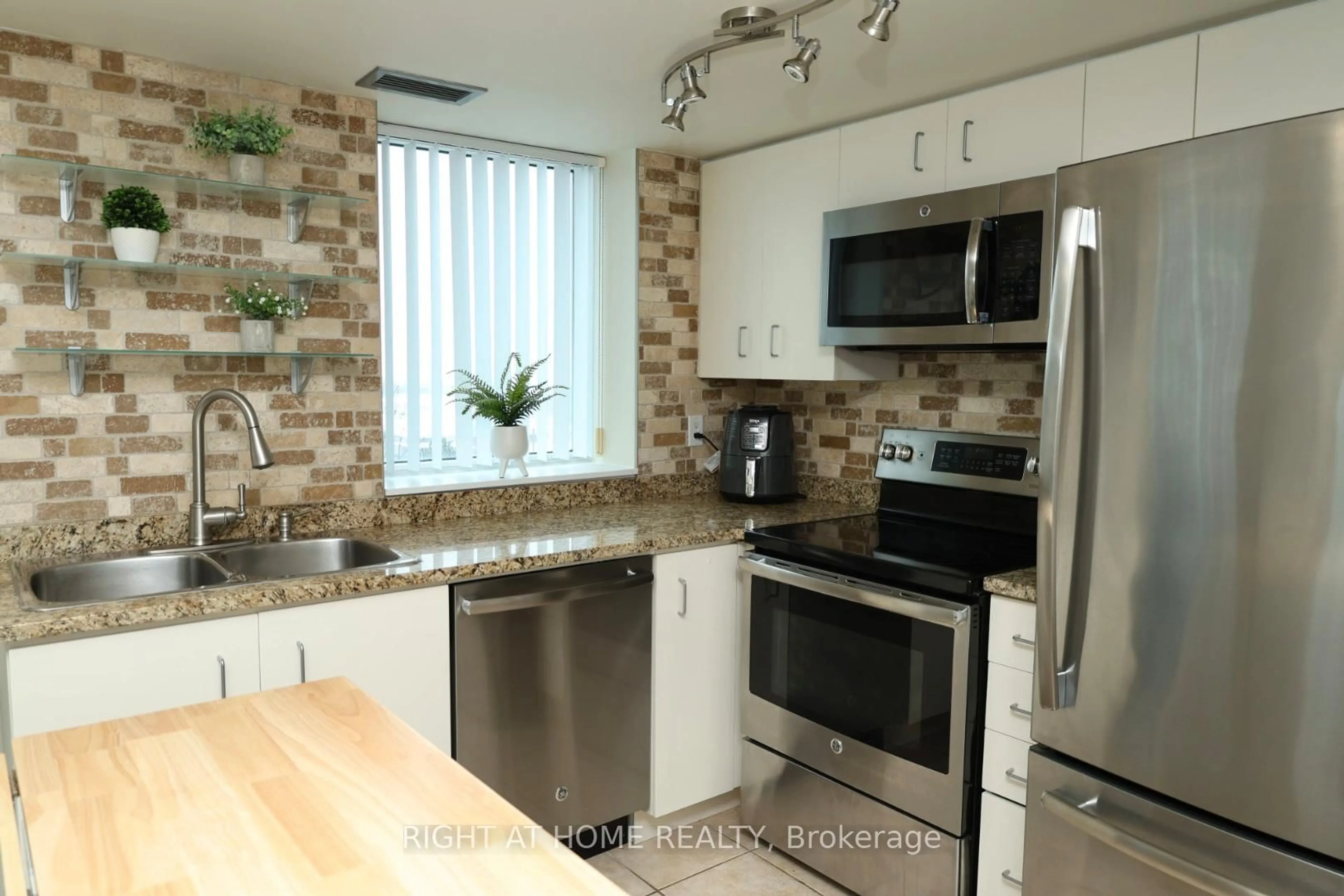 Unknown for 2565 Erin Centre Blvd #503, Mississauga Ontario L5M 6Z8