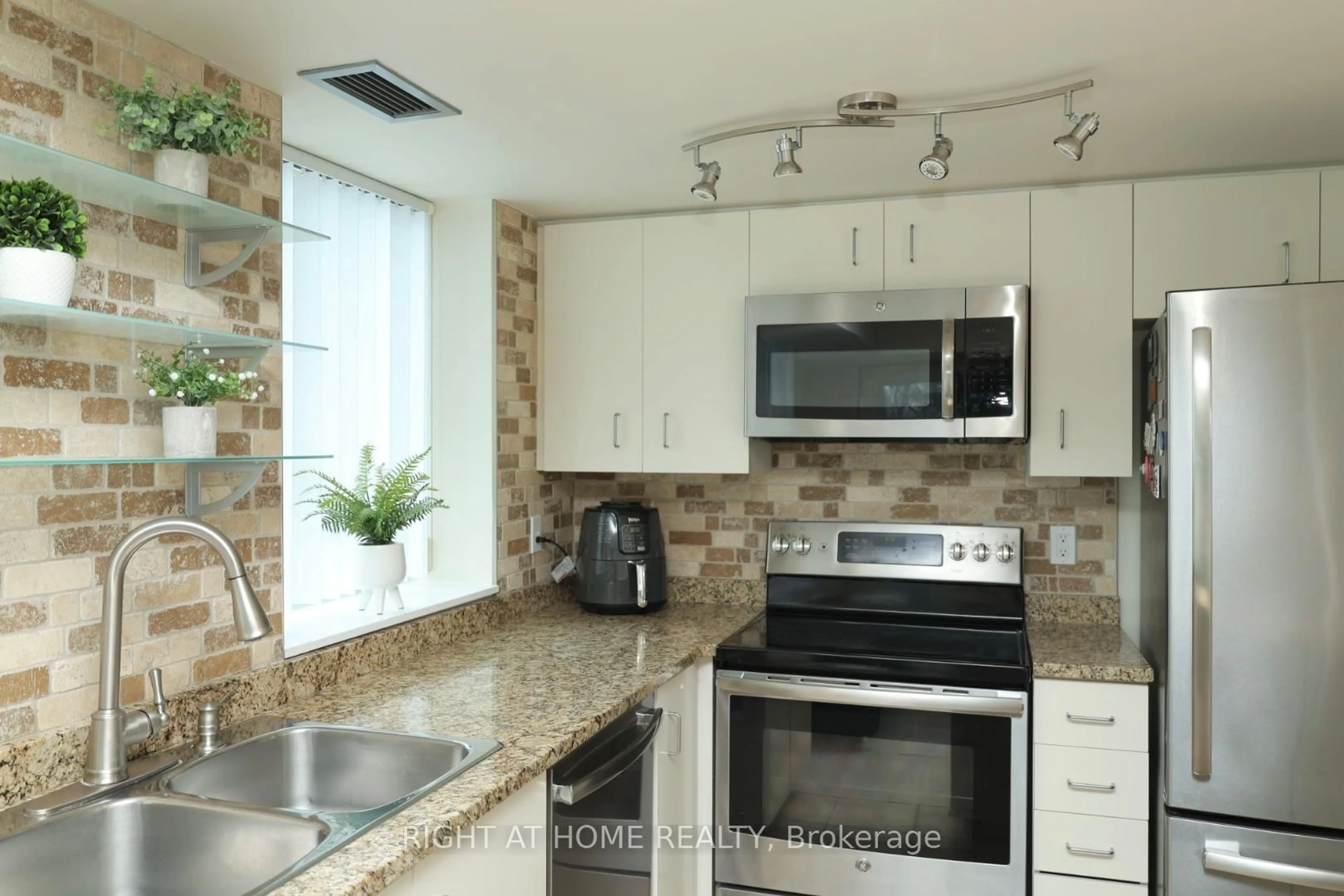 Standard kitchen, ceramic/tile floor for 2565 Erin Centre Blvd #503, Mississauga Ontario L5M 6Z8