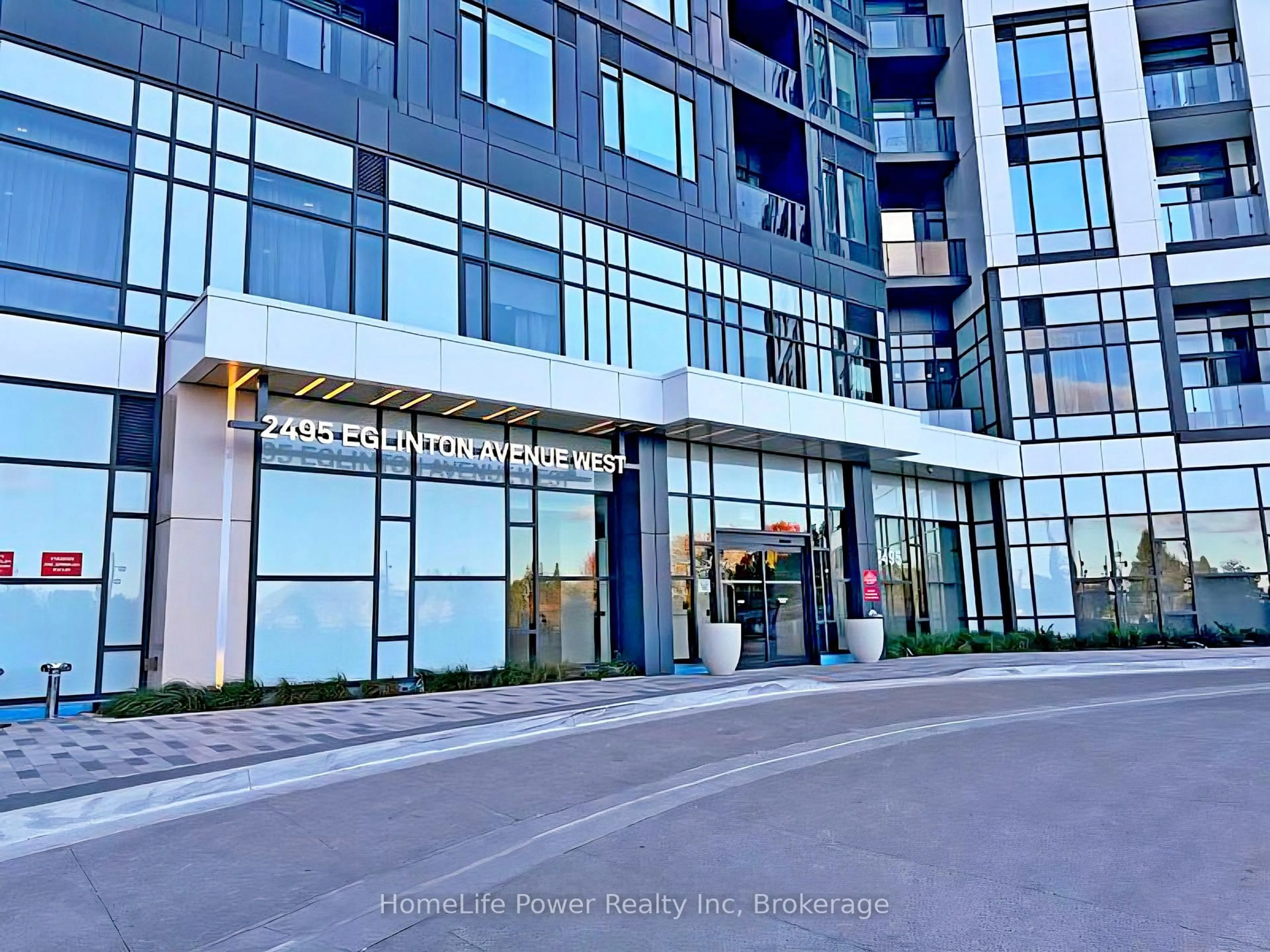 Indoor foyer for 2495 Eglinton Ave #1902, Mississauga Ontario L5M 2T2