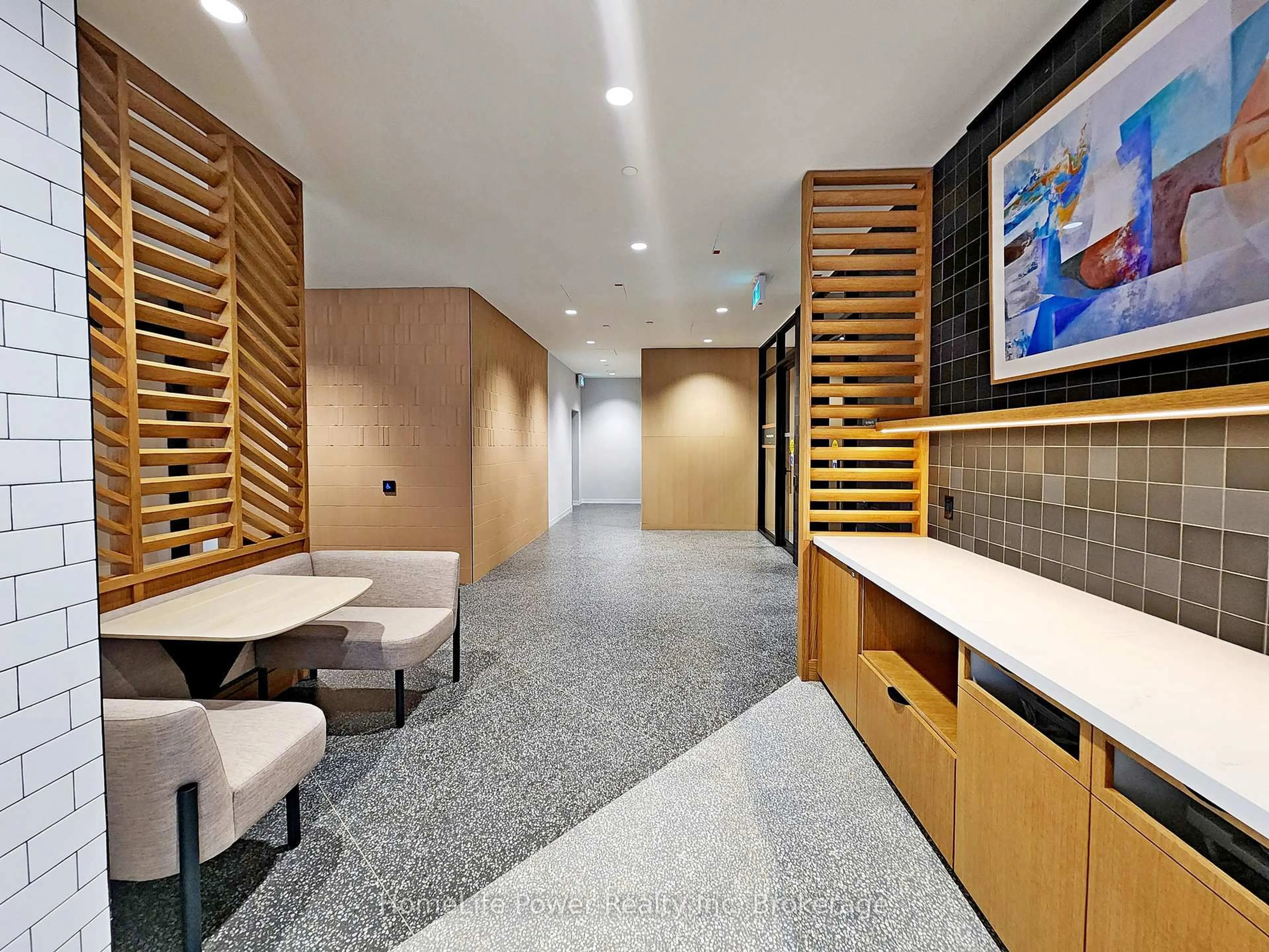 Indoor foyer for 2495 Eglinton Ave #1902, Mississauga Ontario L5M 2T2