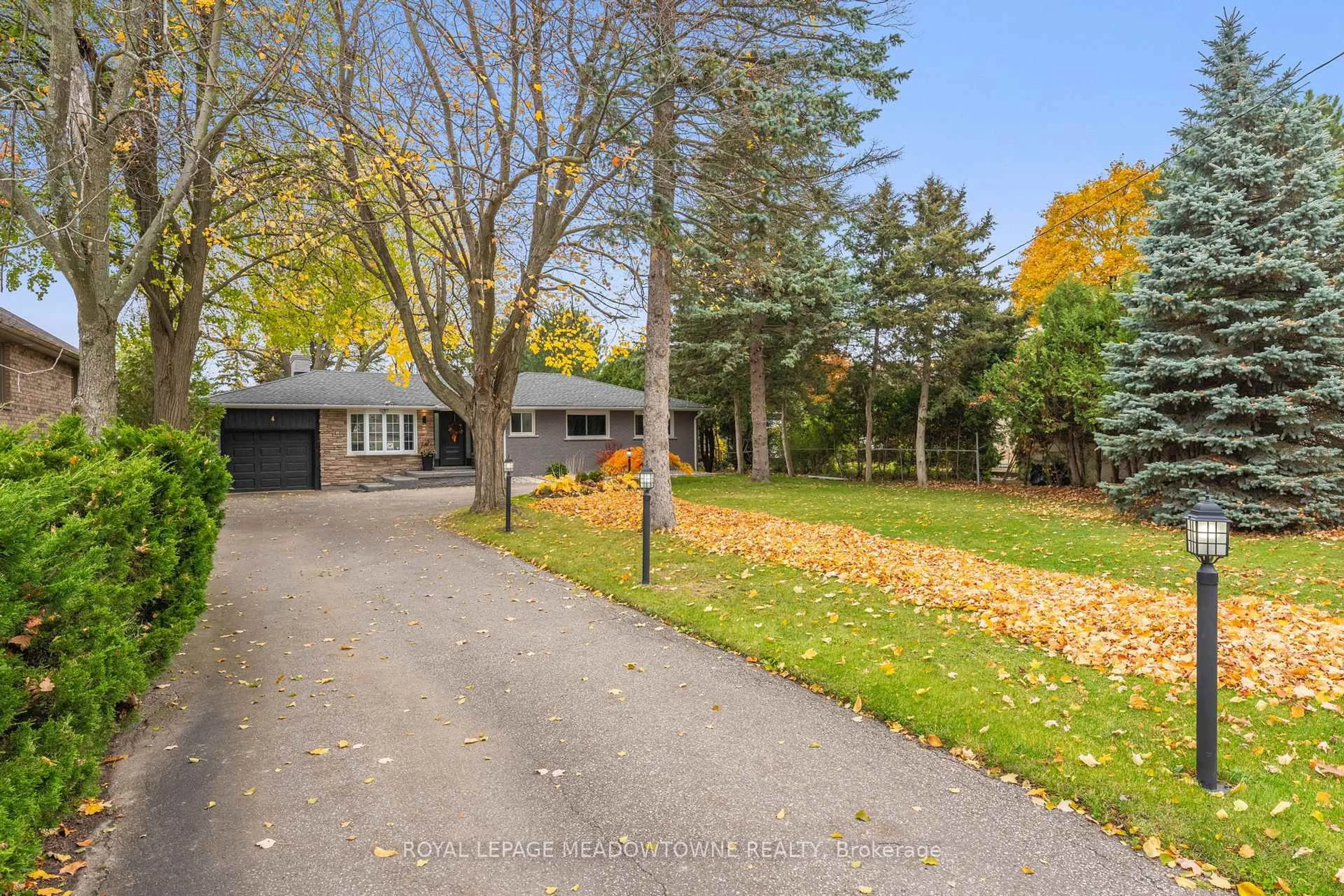 A pic from outside/outdoor area/front of a property/back of a property/a pic from drone, street for 4 Chipper Crt, Halton Hills Ontario L7G 1L3