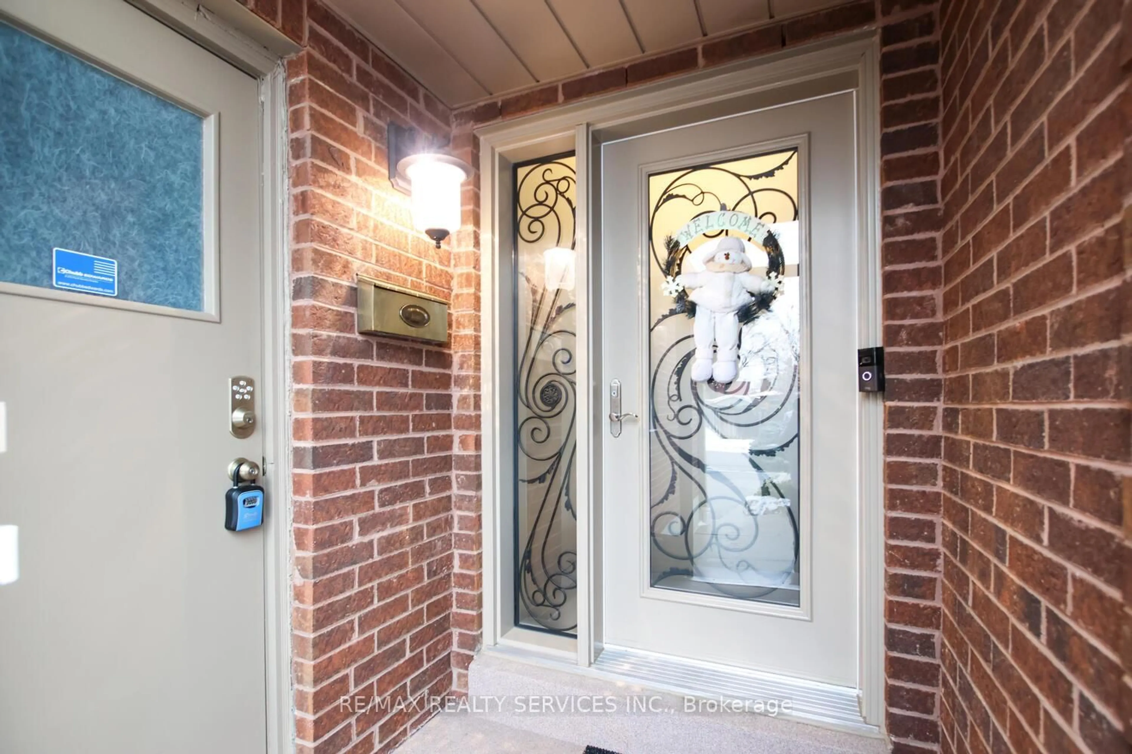 Indoor entryway for 34 Garbutt Cres, Brampton Ontario L6X 3G2