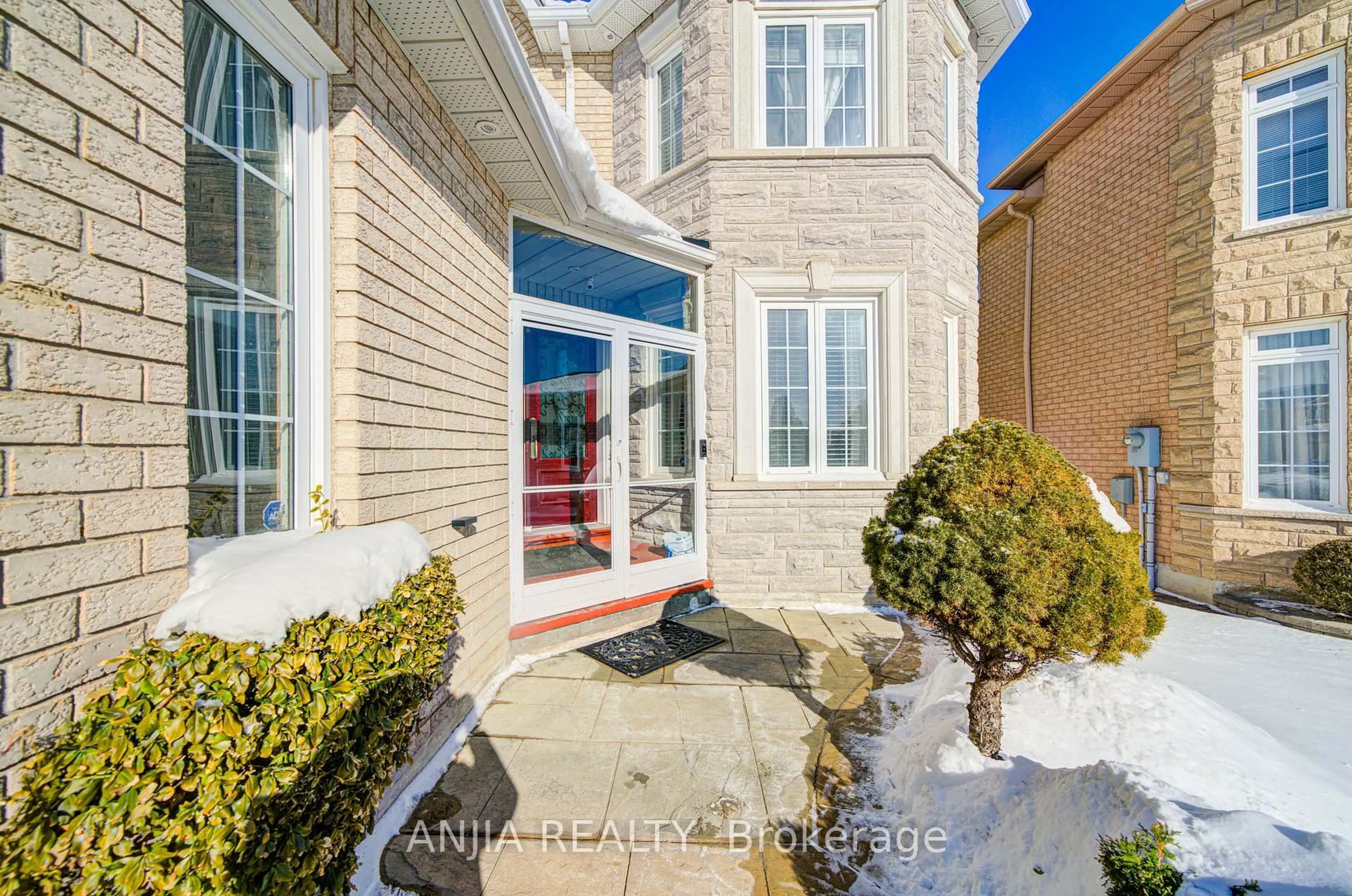 Indoor entryway for 3435 Grand Park Dr, Mississauga Ontario L5B 4E3