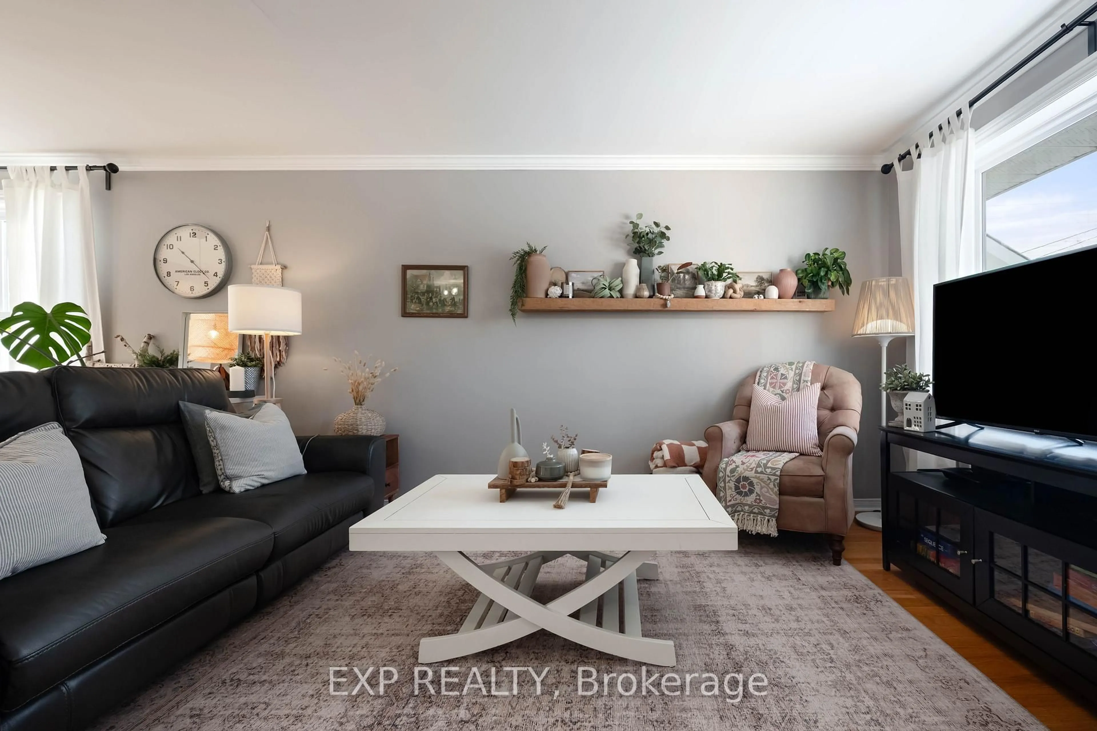 Living room with furniture, wood/laminate floor for 55 William St, Orangeville Ontario L9W 2R8