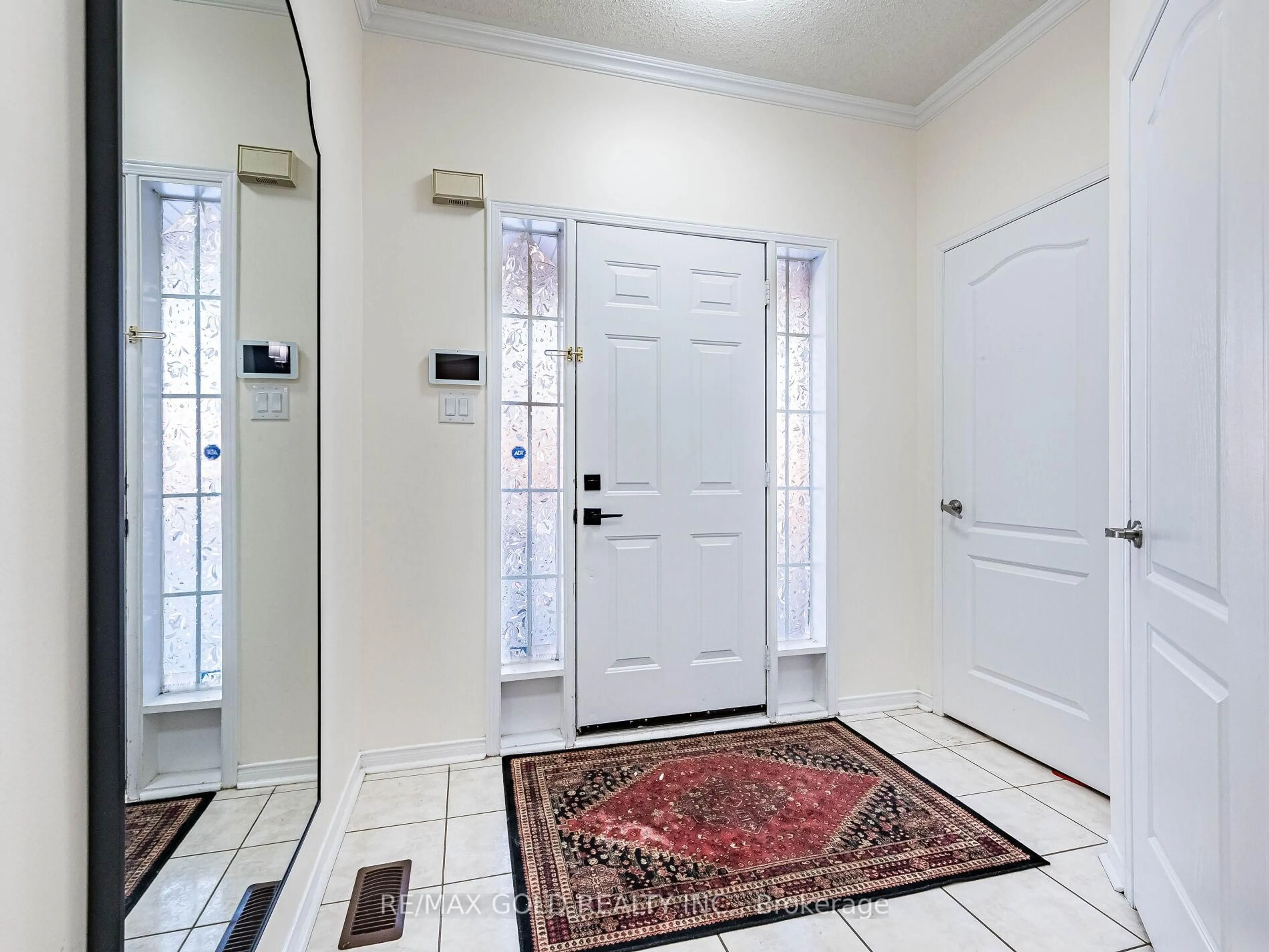 Indoor entryway for 26 Waterdale Rd, Brampton Ontario L7A 1S3