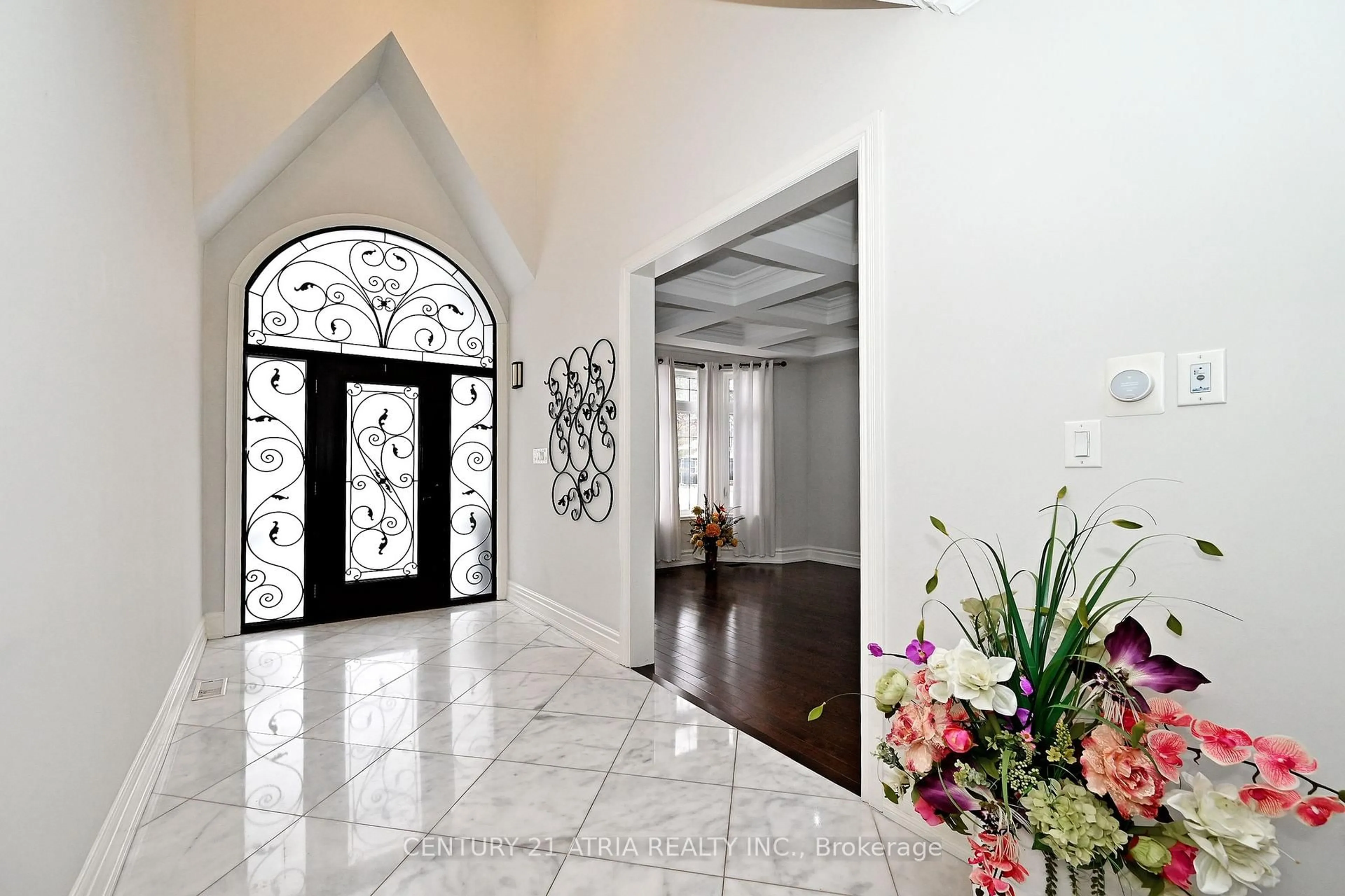 Indoor foyer for 350 Queen Mary Dr, Oakville Ontario L6K 3L8