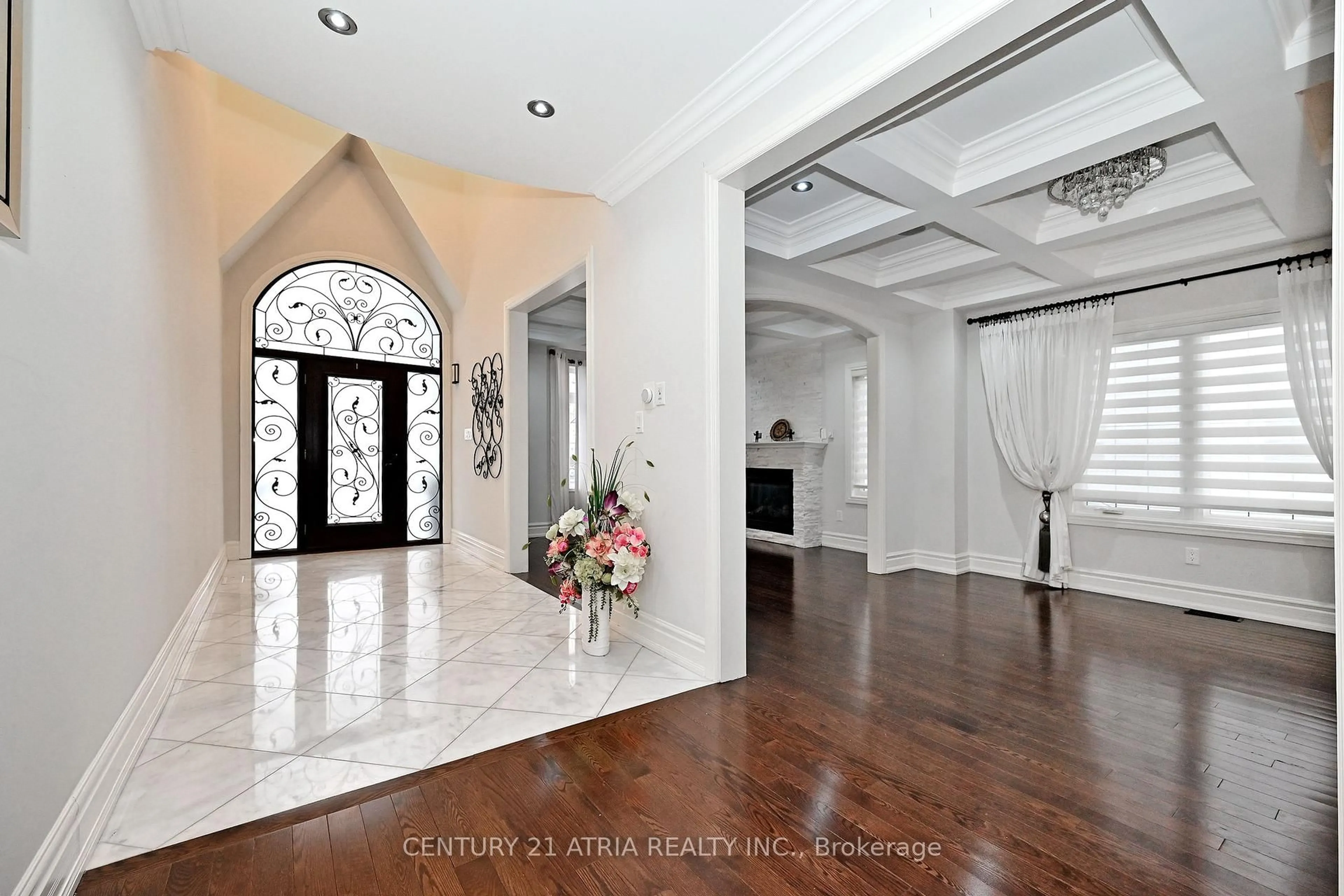 Indoor entryway for 350 Queen Mary Dr, Oakville Ontario L6K 3L8