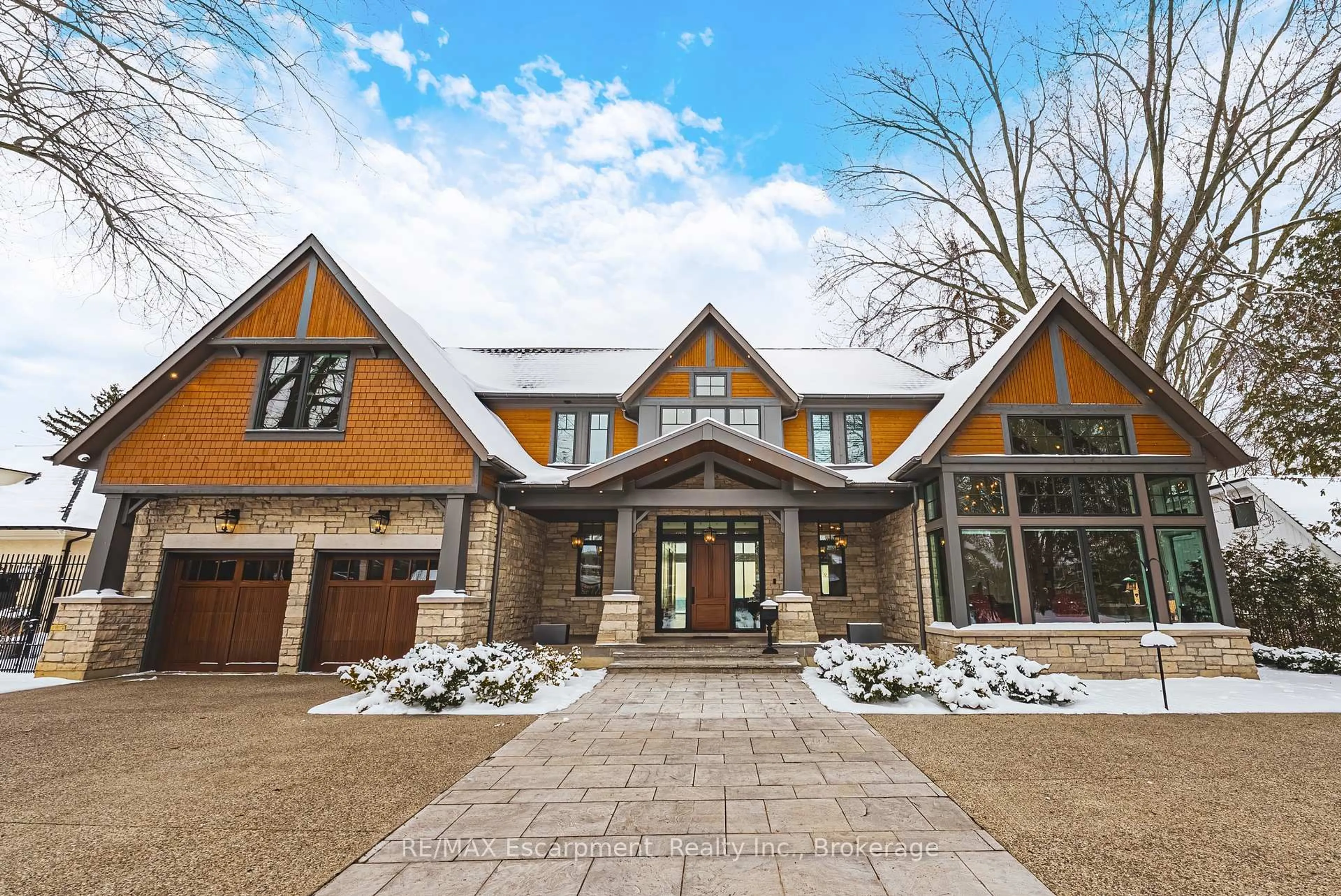 Home with brick exterior material, mountain view for 140 Secord Lane, Burlington Ontario L7L 2H7