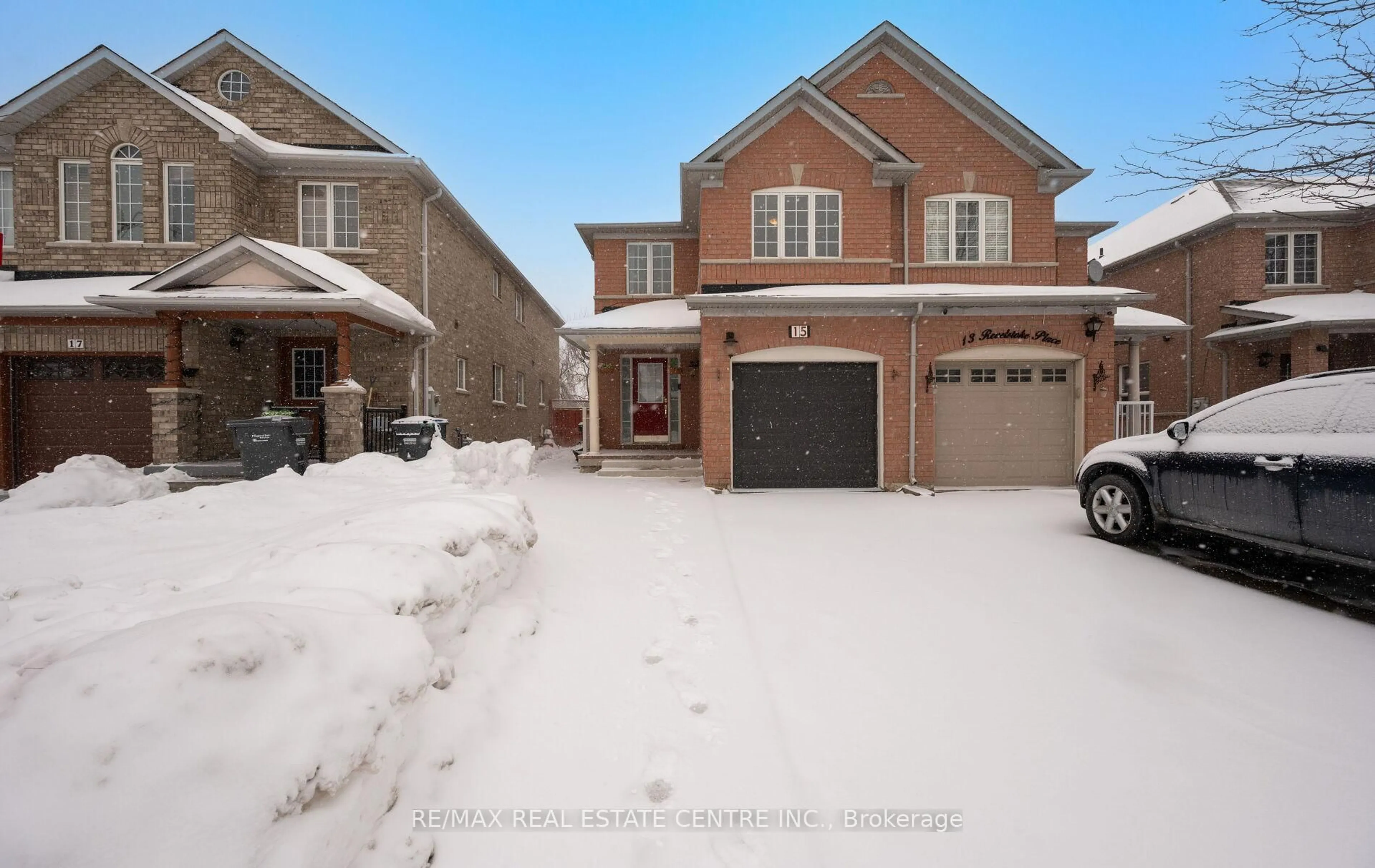 A pic from outside/outdoor area/front of a property/back of a property/a pic from drone, street for 15 Revelstoke Pl, Brampton Ontario L6R 3G3