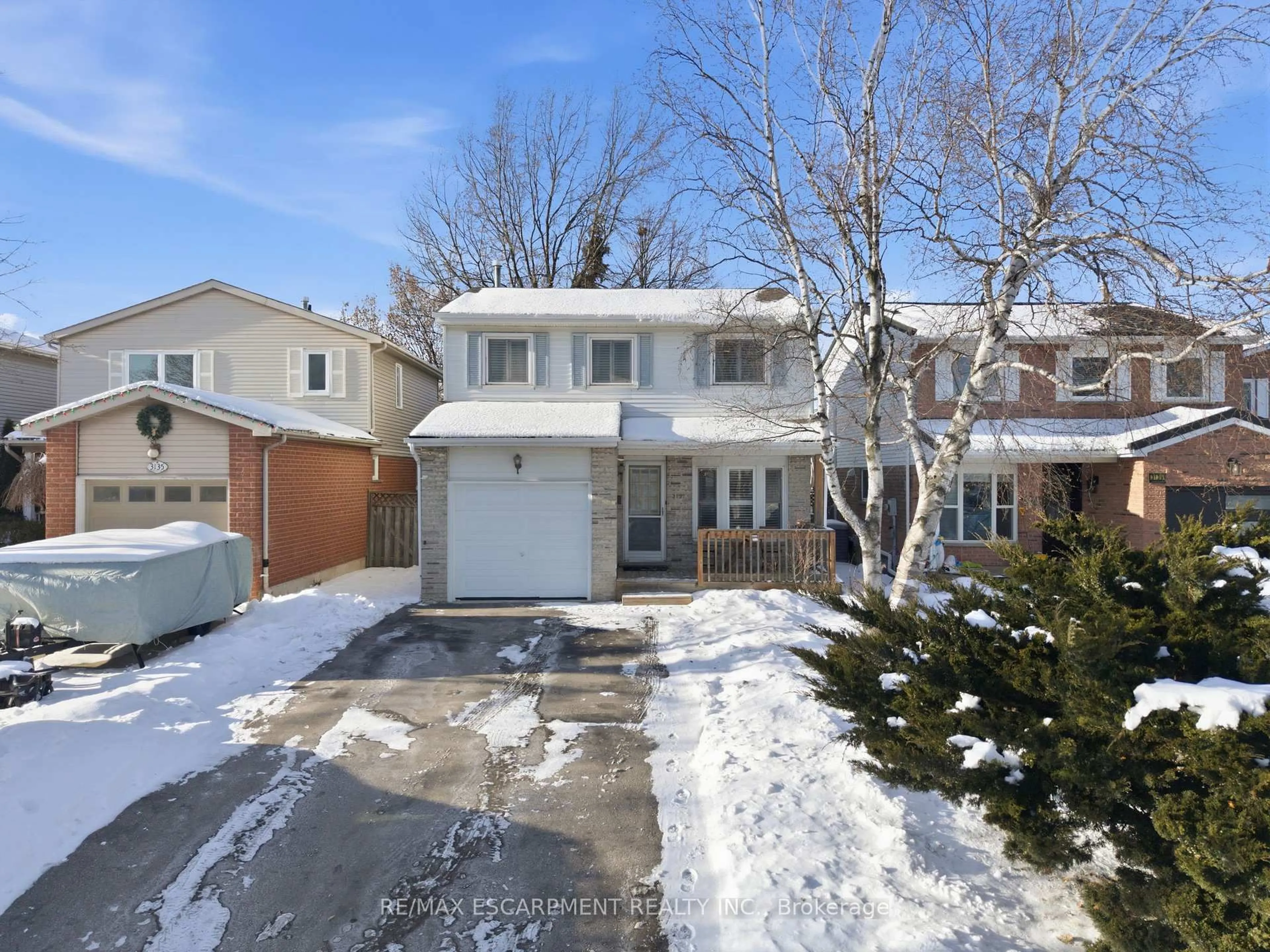 A pic from outside/outdoor area/front of a property/back of a property/a pic from drone, street for 3137 Sandcliffe Crt, Burlington Ontario L7M 3H1