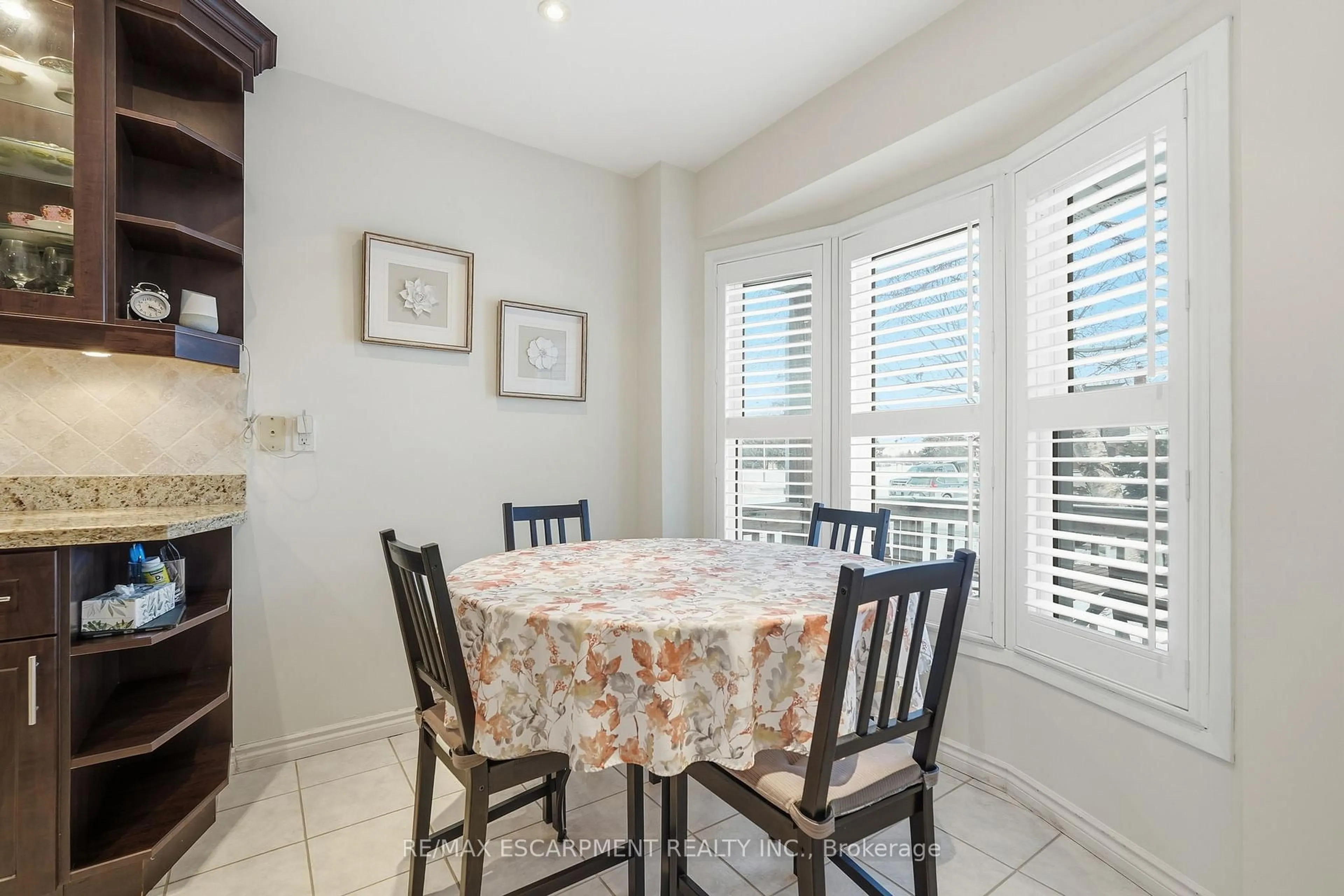 Dining room, ceramic/tile floor for 3137 Sandcliffe Crt, Burlington Ontario L7M 3H1