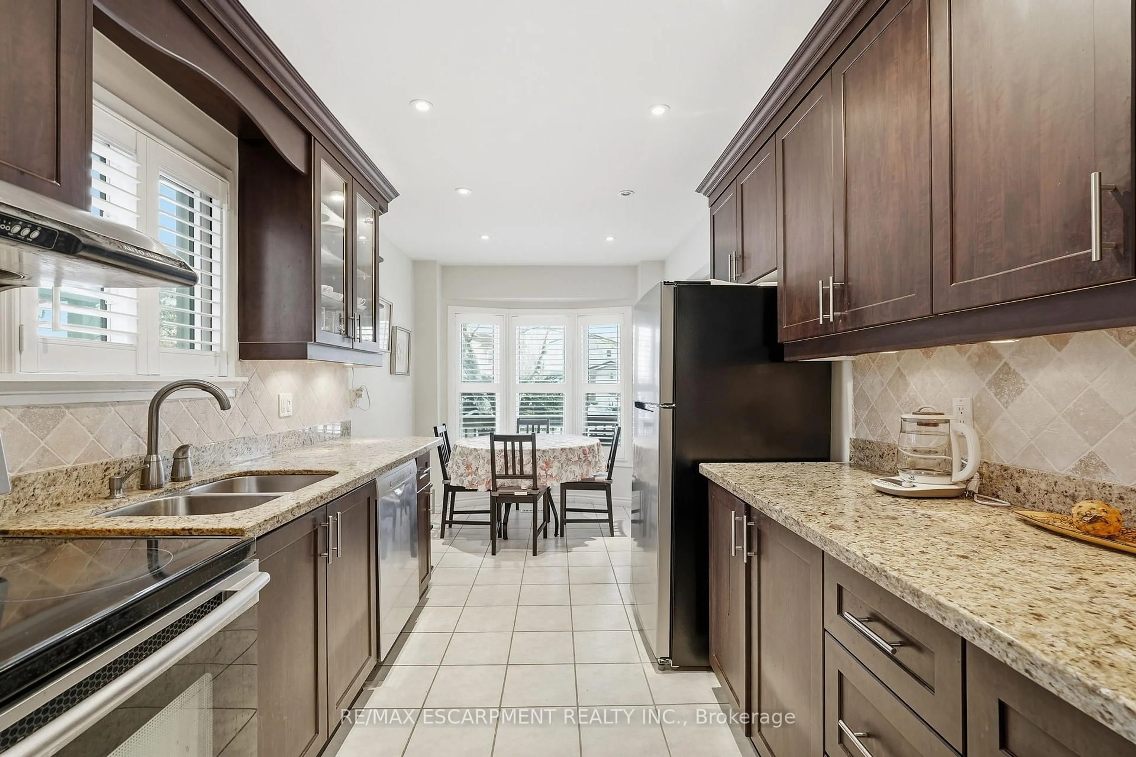 Open concept kitchen, ceramic/tile floor for 3137 Sandcliffe Crt, Burlington Ontario L7M 3H1