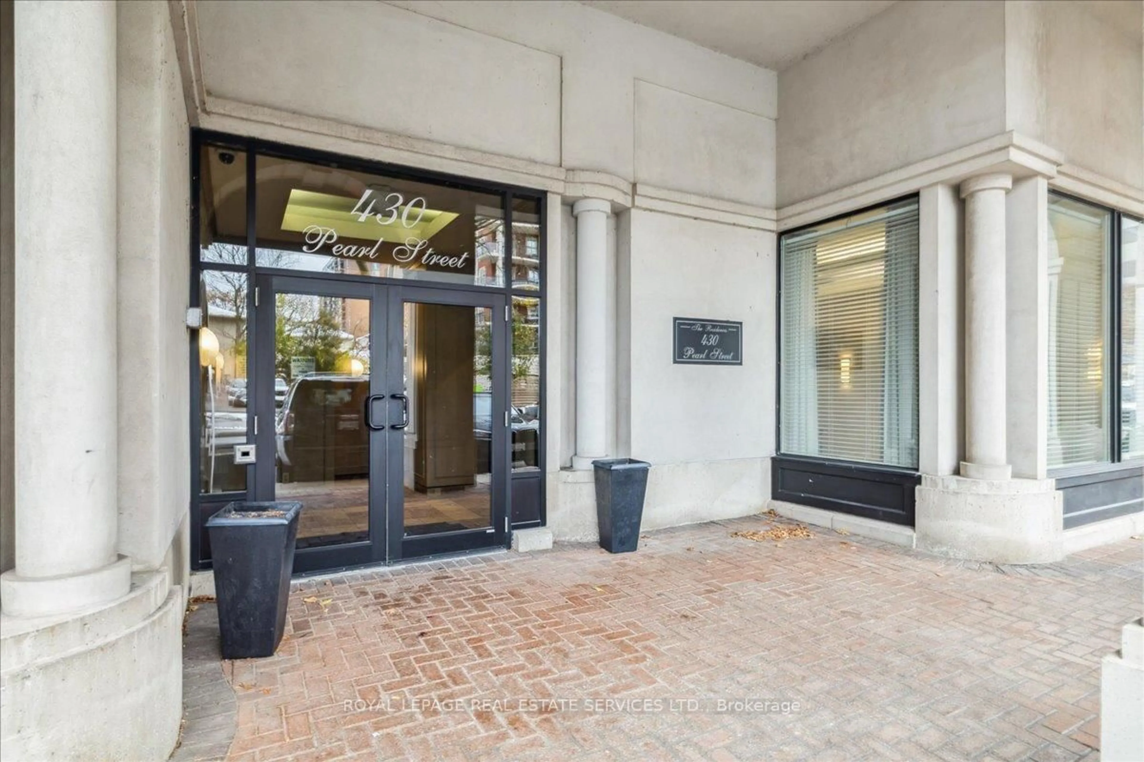 Indoor foyer for 430 Pearl St #412, Burlington Ontario L7R 4J8