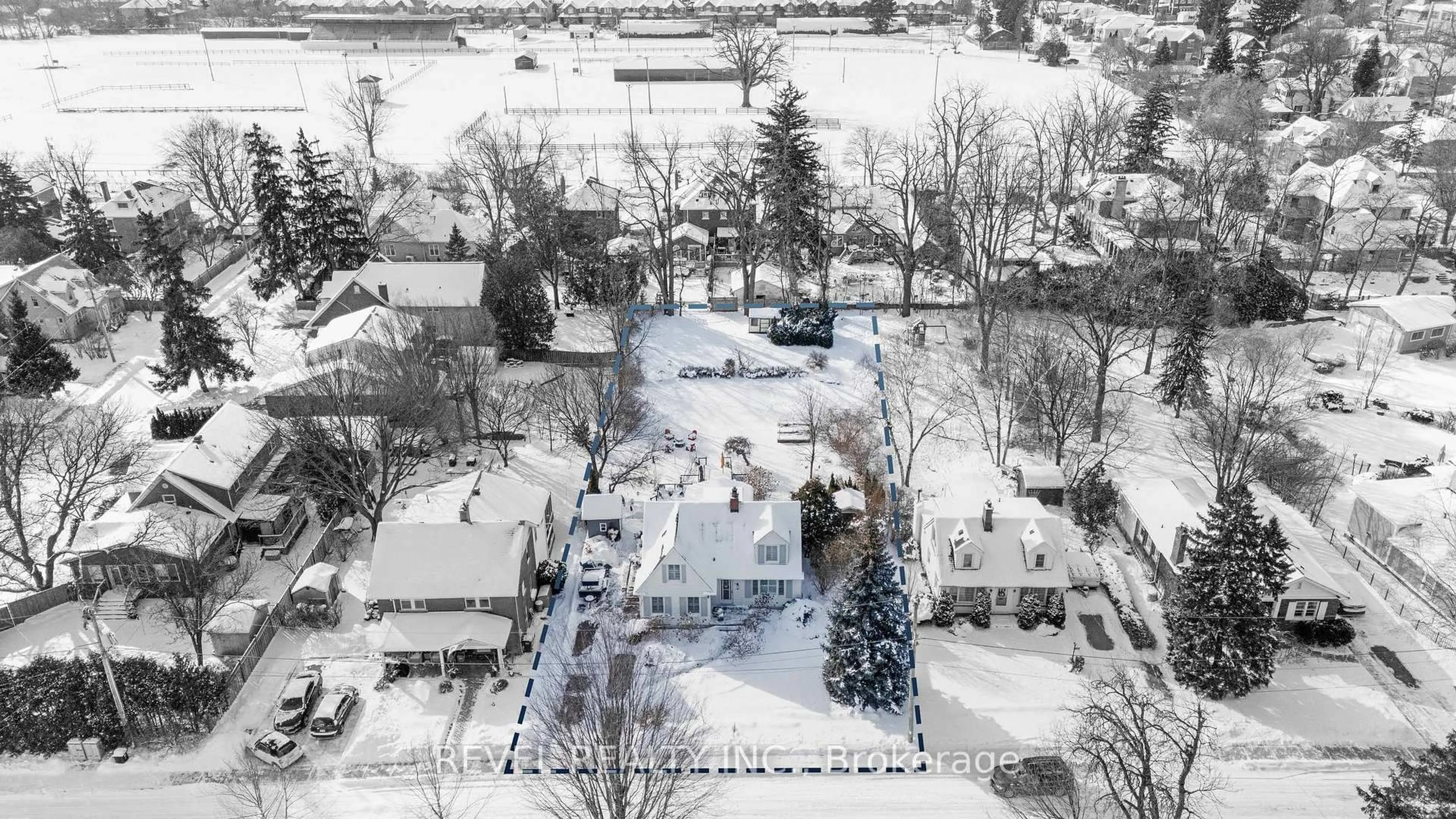 A pic from outside/outdoor area/front of a property/back of a property/a pic from drone, street for 124 Lydia Ave, Milton Ontario L9T 2H1