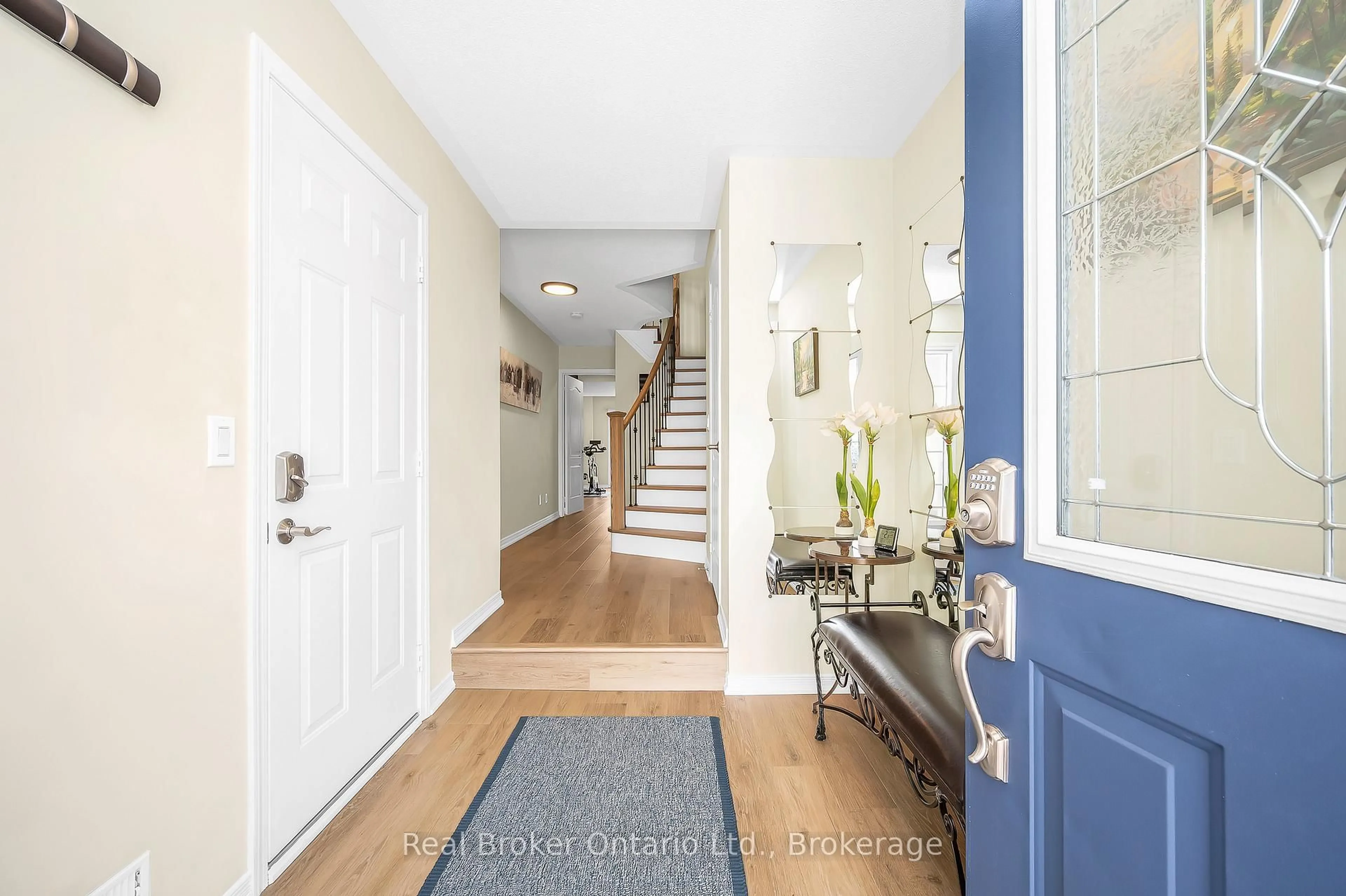 Indoor entryway for 3897 Quiet Creek Dr, Mississauga Ontario L5M 8B5