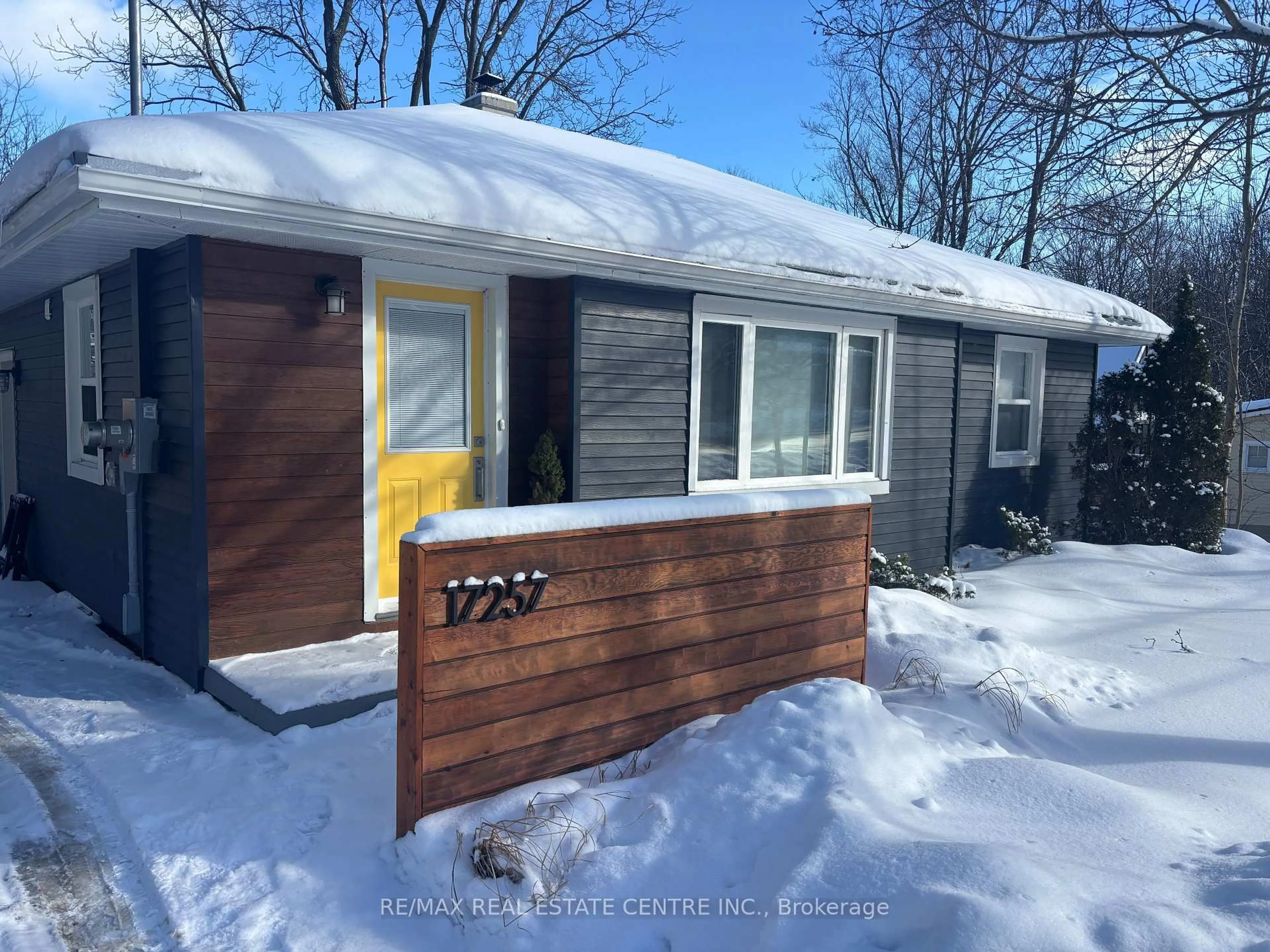 Home with vinyl exterior material, street for 17257 Old Main St, Caledon Ontario L7K 0E6