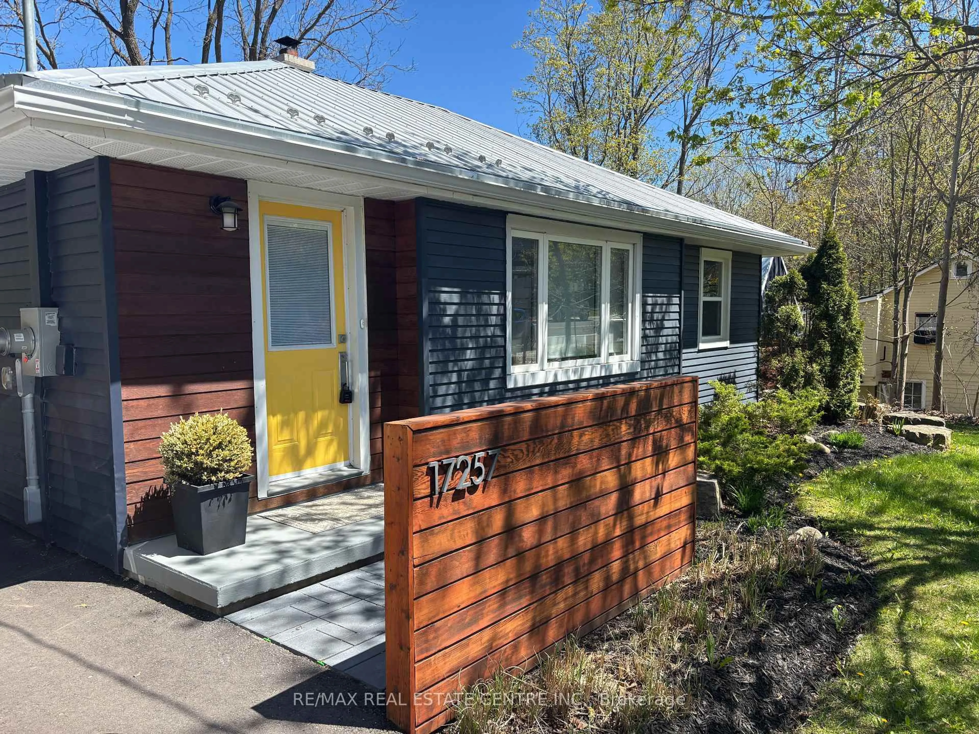 Home with vinyl exterior material, street for 17257 Old Main St, Caledon Ontario L7K 0E6