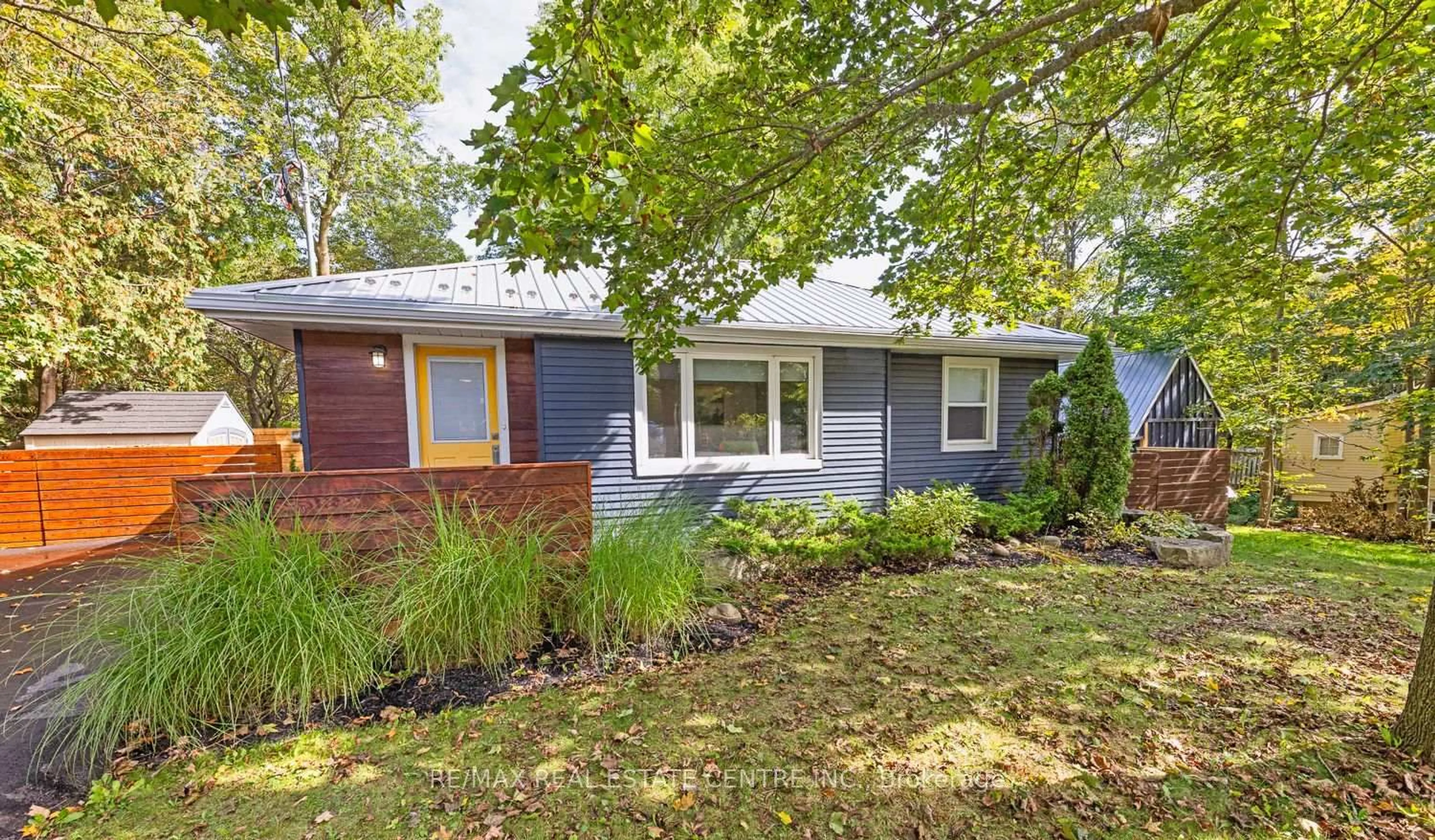 Home with vinyl exterior material, street for 17257 Old Main St, Caledon Ontario L7K 0E6